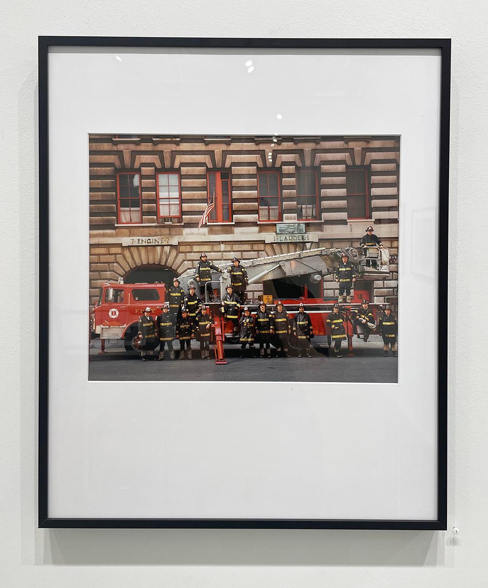 Firemen, New York City Fire Department - Farbfotografie, Gruppenporträt – Photograph von Neal Slavin