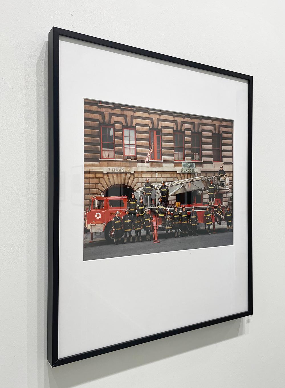 Firemen, New York City Fire Department - Farbfotografie, Gruppenporträt (Moderne), Photograph, von Neal Slavin