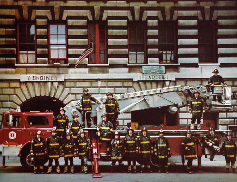 Neal Slavin Color Photograph – Firemen, New York City Fire Department - Farbfotografie, Gruppenporträt