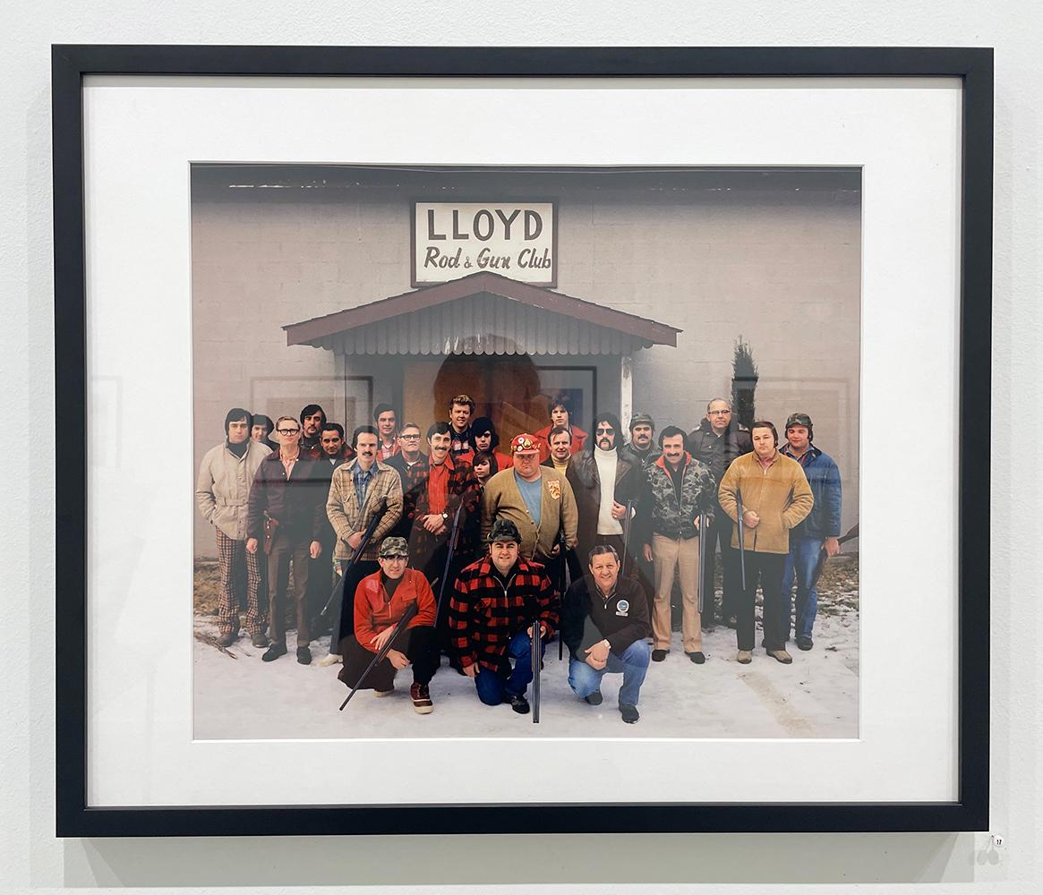Portrait de groupe Lloyd Rod & Gun Club, hommes, neige, fusil de chasse, hiver, chasseurs - Photograph de Neal Slavin