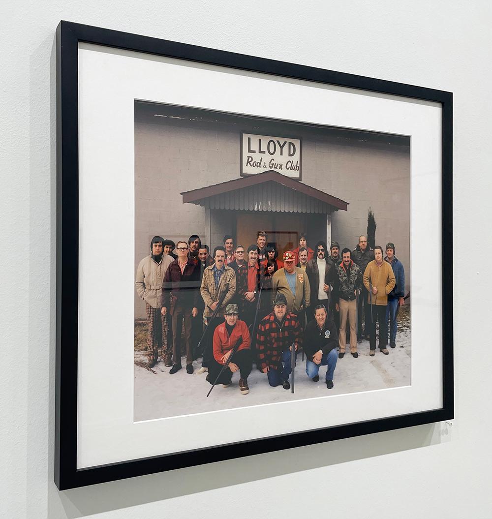 Portrait de groupe Lloyd Rod & Gun Club, hommes, neige, fusil de chasse, hiver, chasseurs - Contemporain Photograph par Neal Slavin