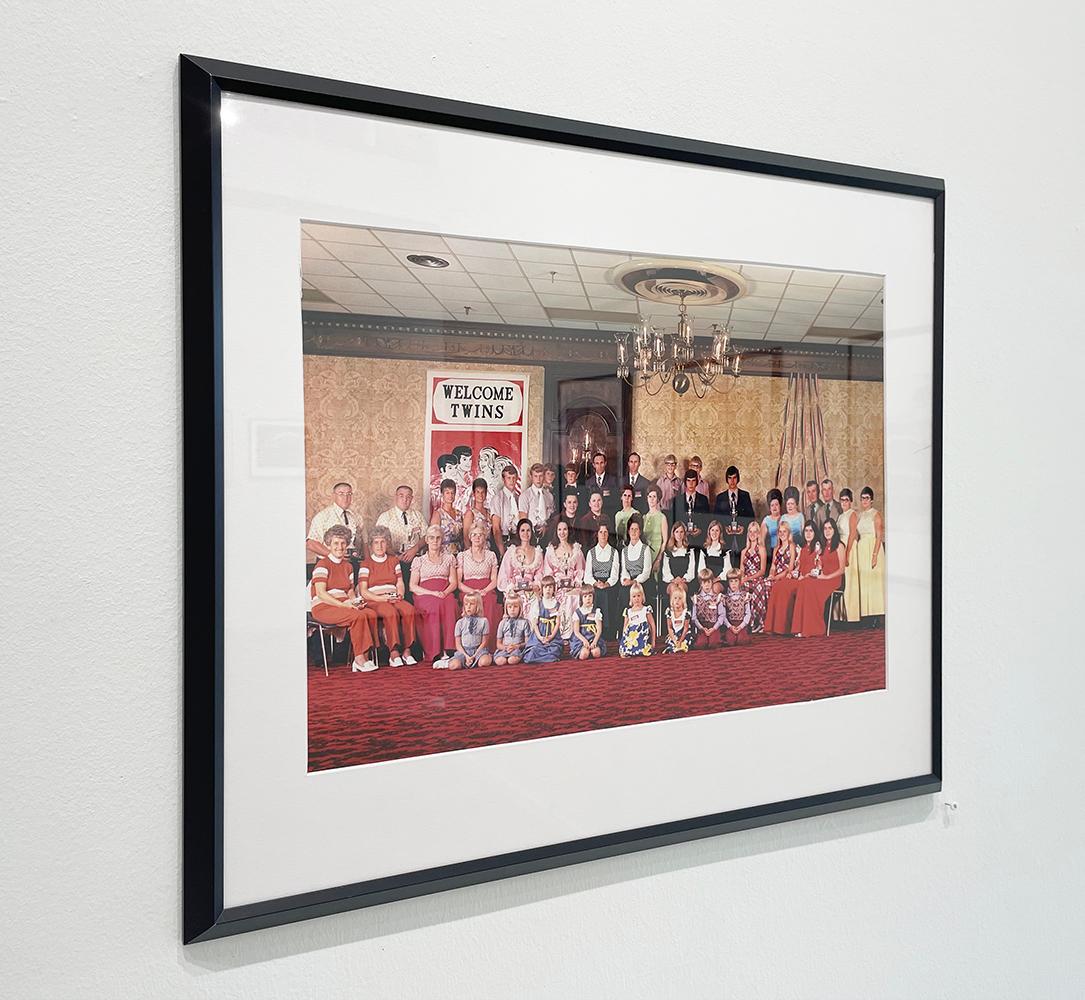 Société internationale des jumeaux - Contemporain Photograph par Neal Slavin