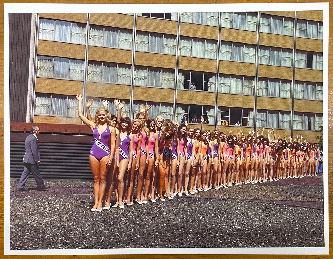 Concursantes de Miss EE.UU. - Photograph Contemporáneo de Neal Slavin