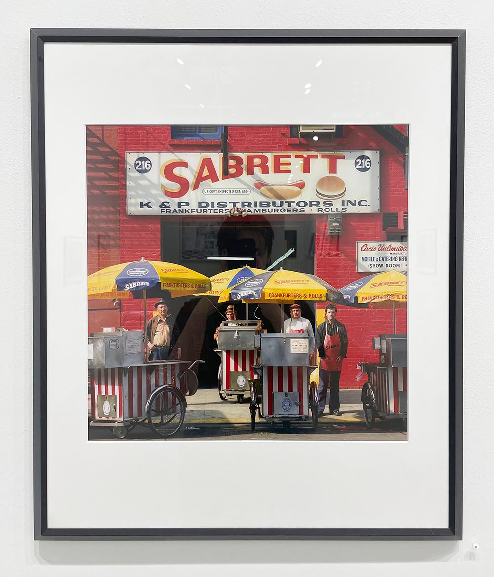 Sabrett Hot Dog Vendors / Hauptsitz, Sabrett Frankfurter Sabrett Frankfurter, New York, N.Y. – Photograph von Neal Slavin