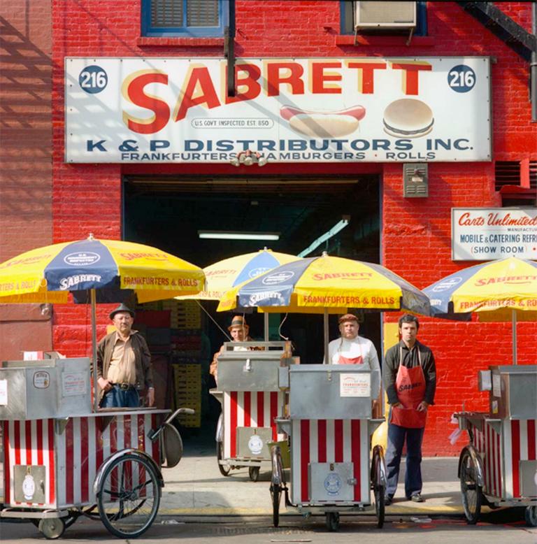 Neal Slavin Color Photograph – Sabrett Hot Dog Vendors / Hauptsitz, Sabrett Frankfurter Sabrett Frankfurter, New York, N.Y.