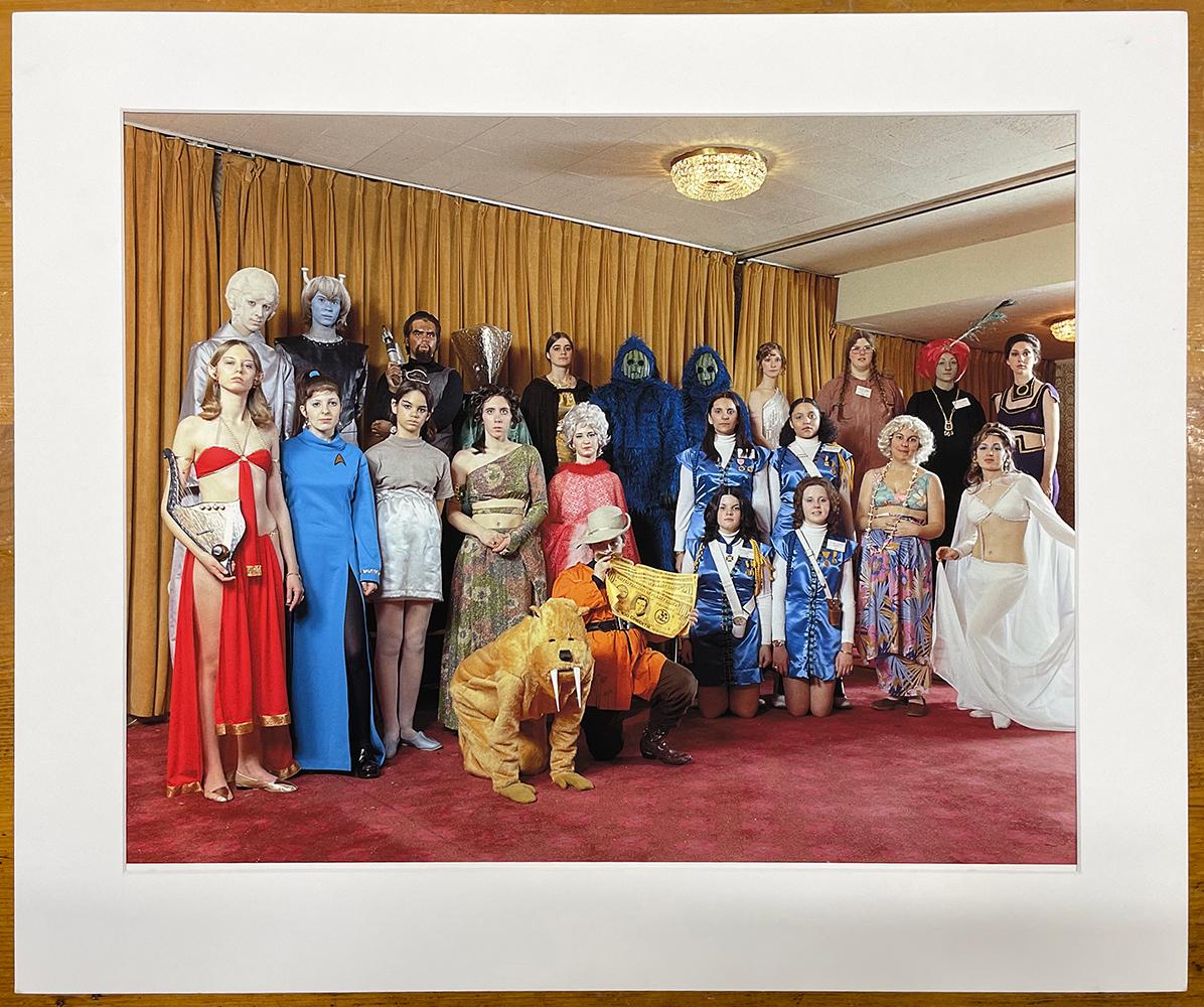 Convención Star Trek - Retrato de grupo en color, disfraces, ciencia ficción, extraterrestre - Photograph de Neal Slavin