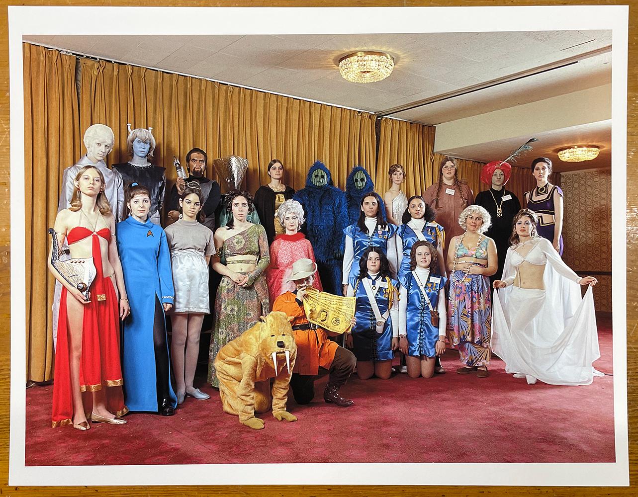 Convención Star Trek - Retrato de grupo en color, disfraces, ciencia ficción, extraterrestre - Photograph Contemporáneo de Neal Slavin