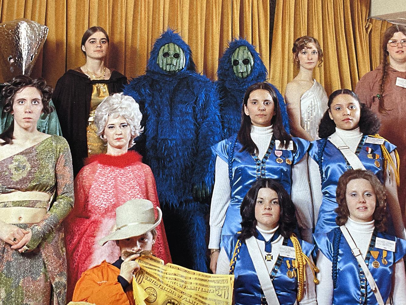 Convención Star Trek - Retrato de grupo en color, disfraces, ciencia ficción, extraterrestre - Color Photograph Marrón de Neal Slavin