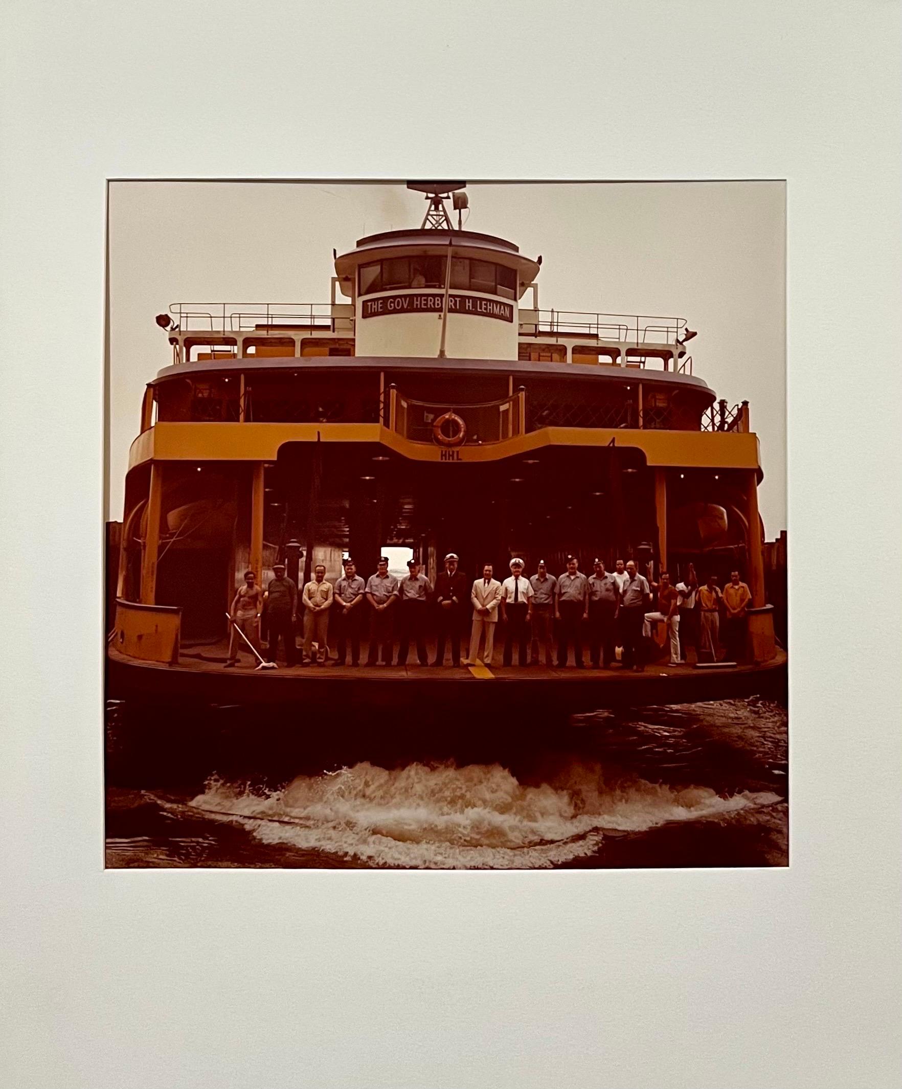 Neal Slavin (Amerikaner, geb. 1941)
Staten Island Fähre Crew
Vintage C-print [Chromogener Entwicklungsabzug; Ektacolor-Abzüge]
Vom Fotografen handsigniert und nummeriert 48/75
Fotos mit einer 2,25 x 2,25 Hasselblad-Kamera und einer 4 x 5