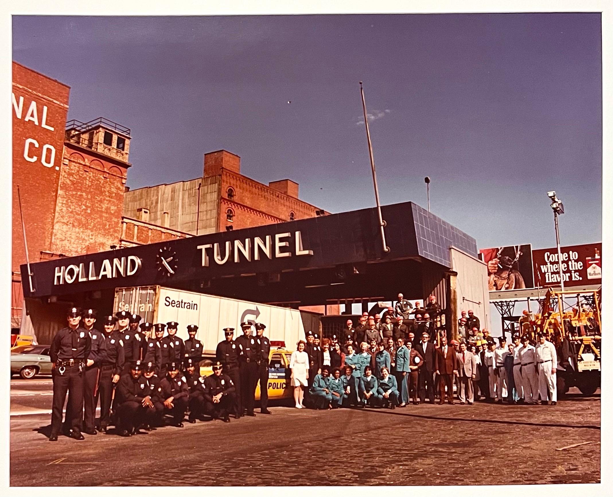 Neal Slavin (Amerikaner, geb. 1941)
Holland Tunnel Crew, New York, NY
Vintage C-print [Chromogener Entwicklungsabzug; Ektacolor-Abzüge]
Vom Fotografen handsigniert und nummeriert 48/75
Fotos mit einer 2,25 x 2,25 Hasselblad-Kamera und einer 4 x 5