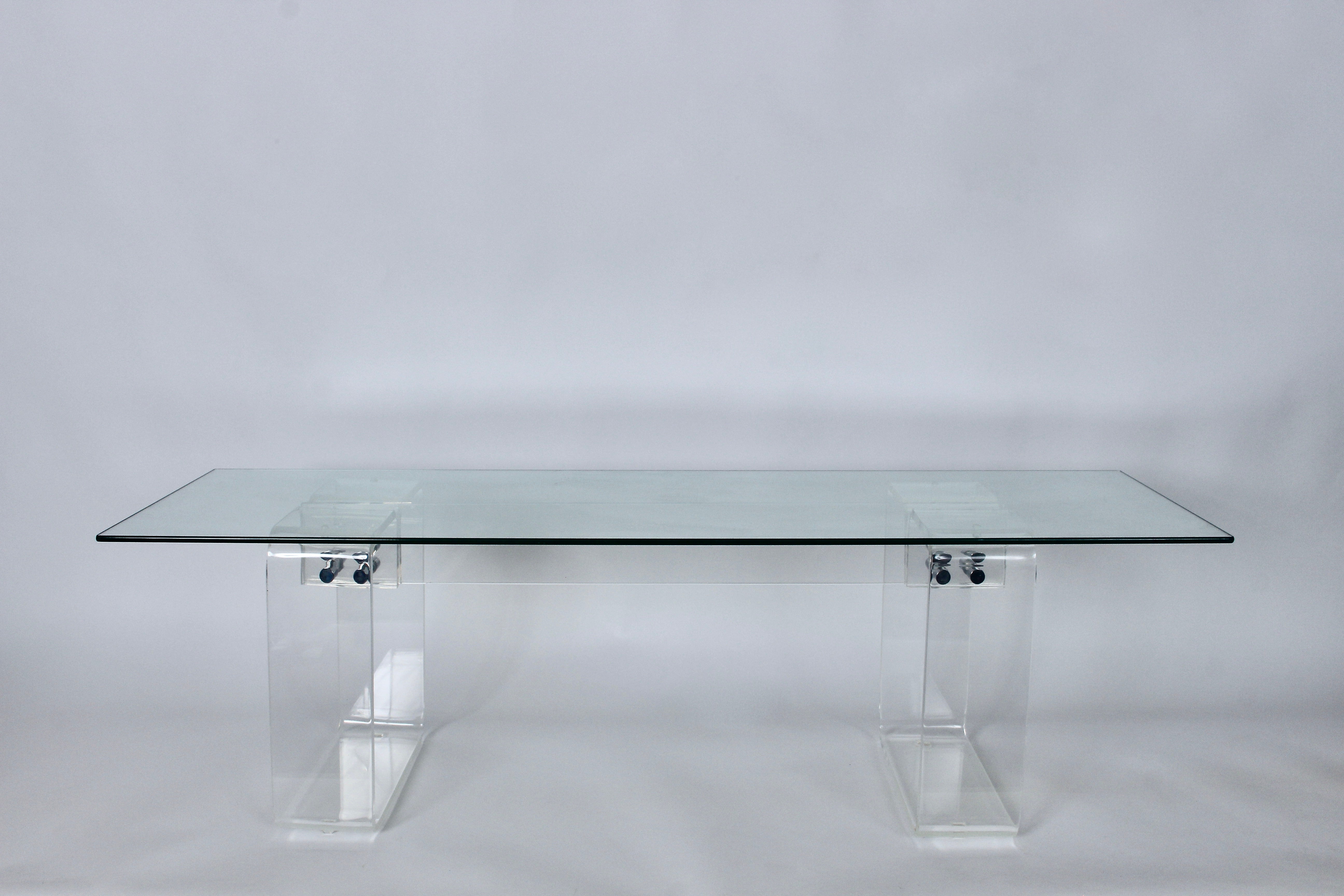 Petite table transparente Neal à base de blocs en lucite et plateau en verre transparent, années 1970.  Table basse en trois parties, comprenant deux blocs Lucite transparents arrondis (36D x 13,5L x 15,25H) de 15 lb avec des boulons en acier chromé