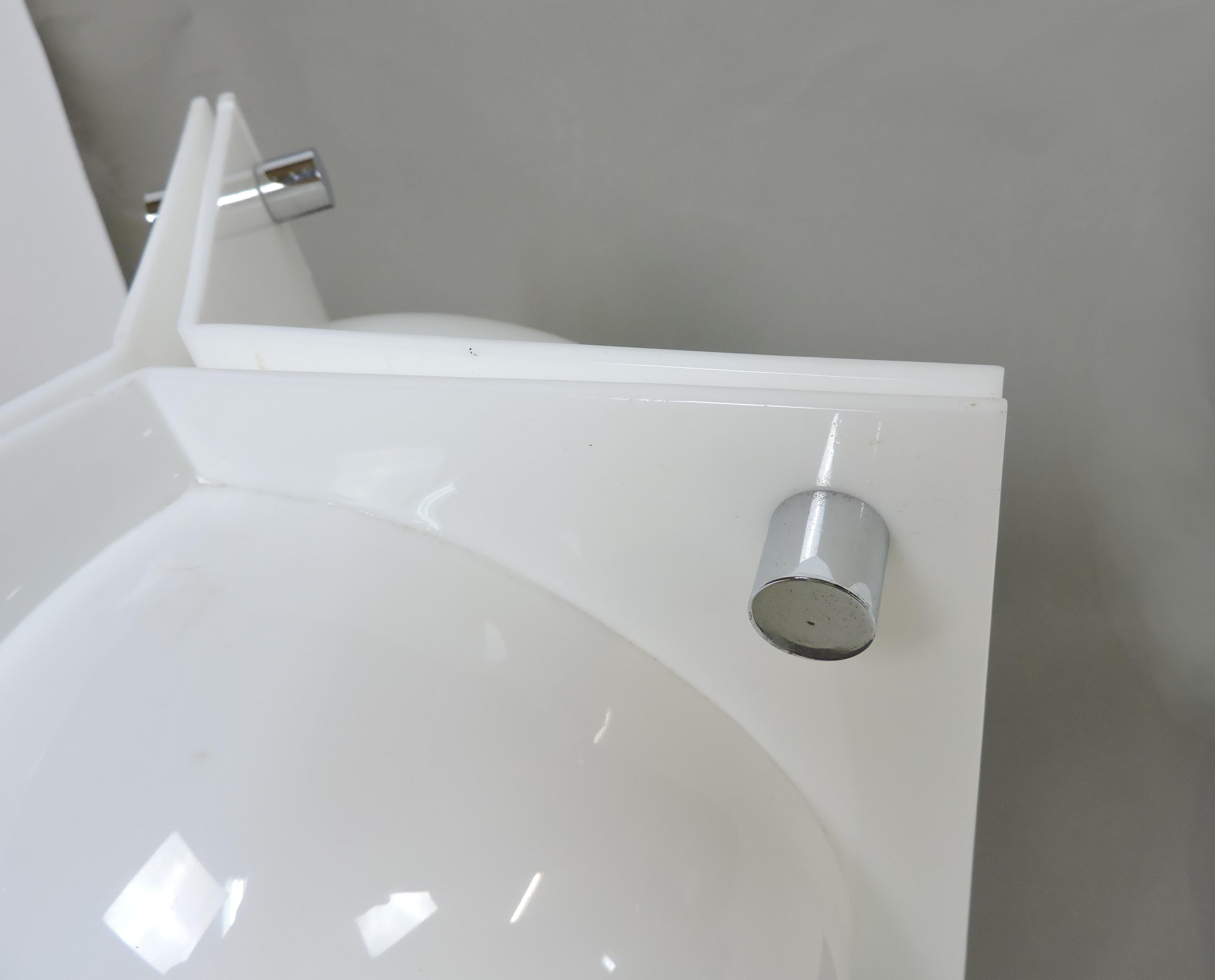 Neal Small, lampada da tavolo a tre lati in acrilico stampato bianco, moderna del Medioevo in vendita 2