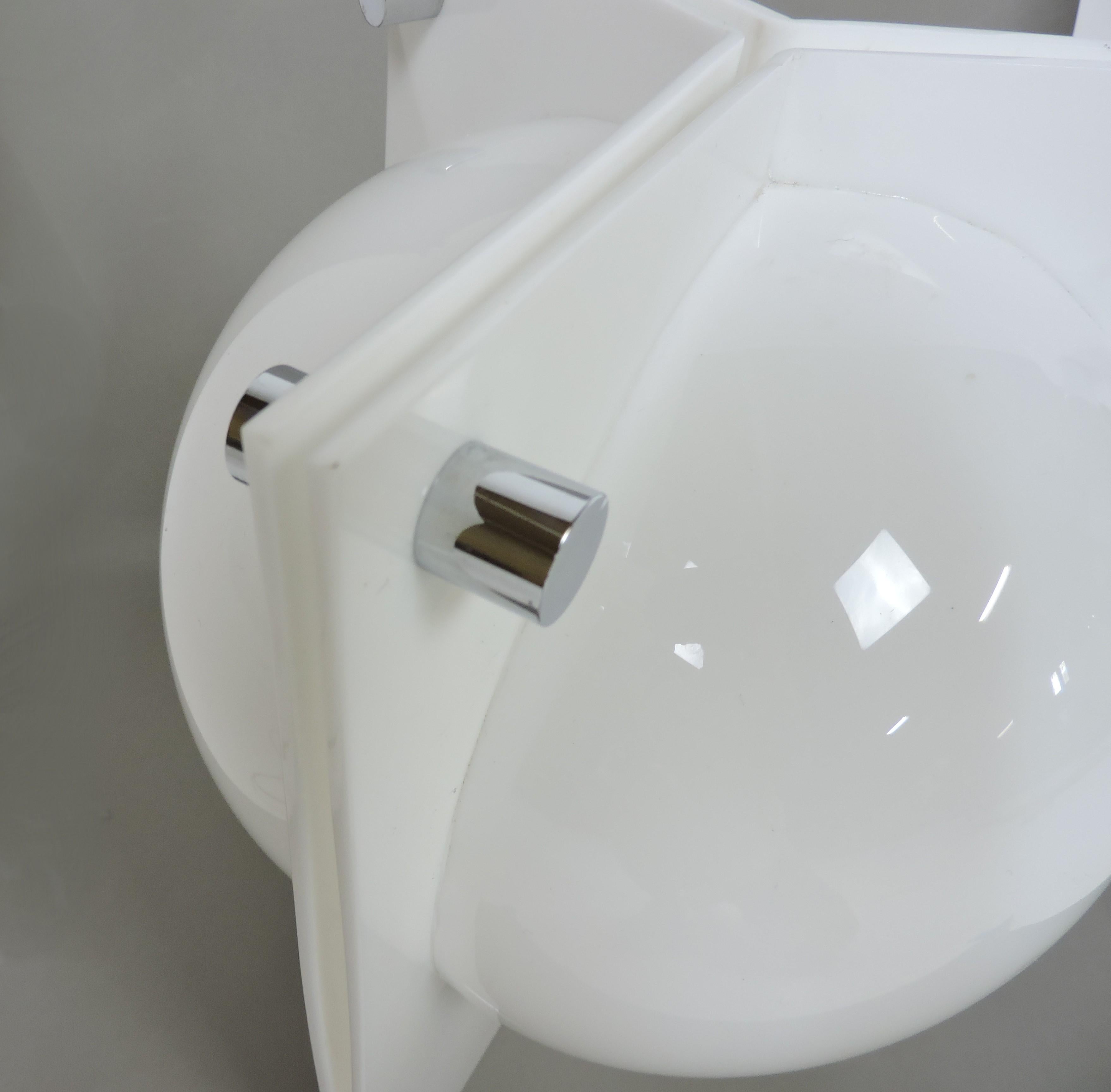 Neal Small, lampada da tavolo a tre lati in acrilico stampato bianco, moderna del Medioevo in vendita 3