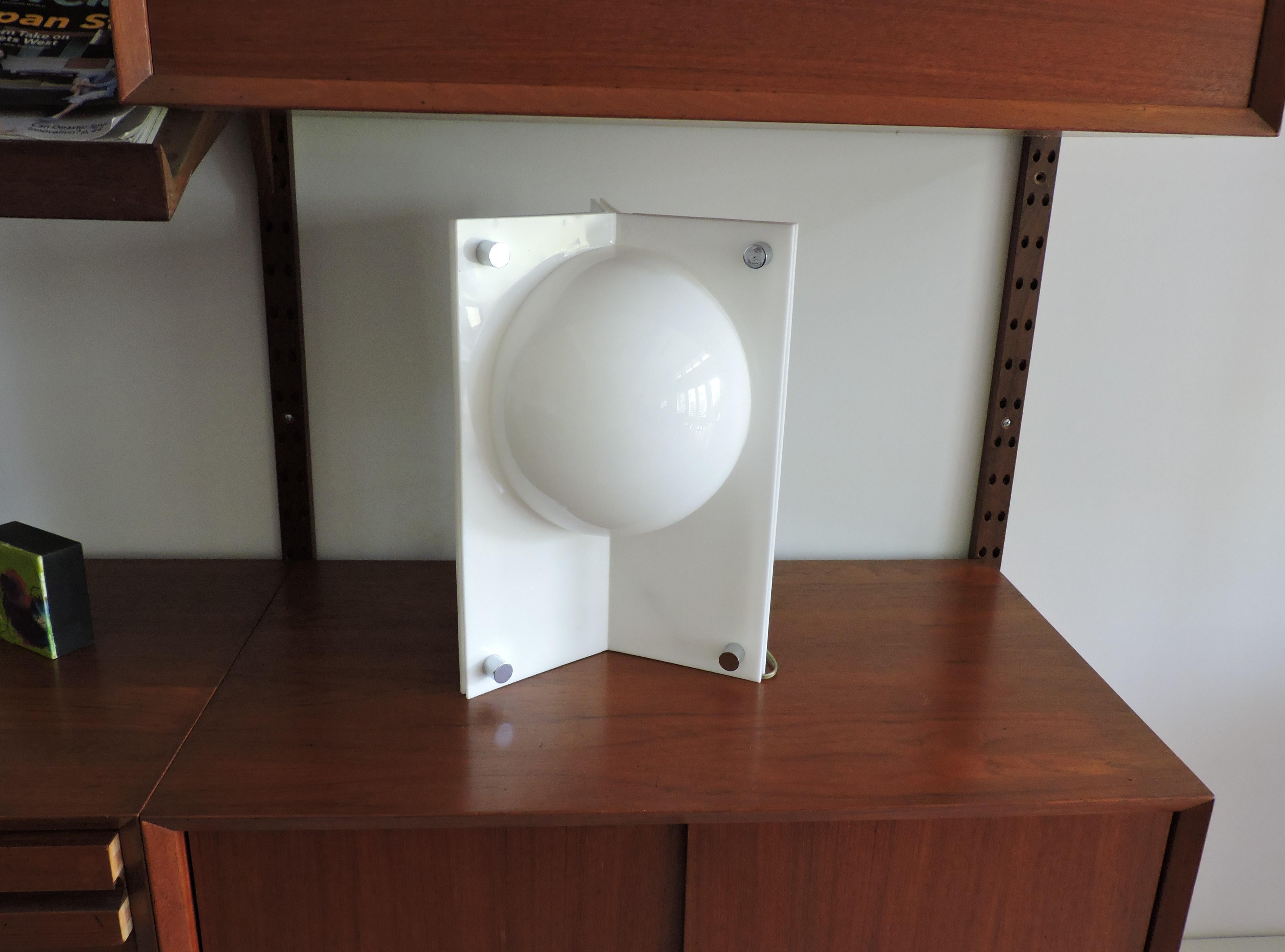 Neal Small, lampada da tavolo a tre lati in acrilico stampato bianco, moderna del Medioevo in vendita 4