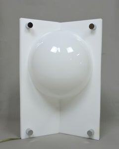 Neal Small Lámpara de sobremesa moderna de mediados de siglo con tres caras de acrílico moldeado en blanco