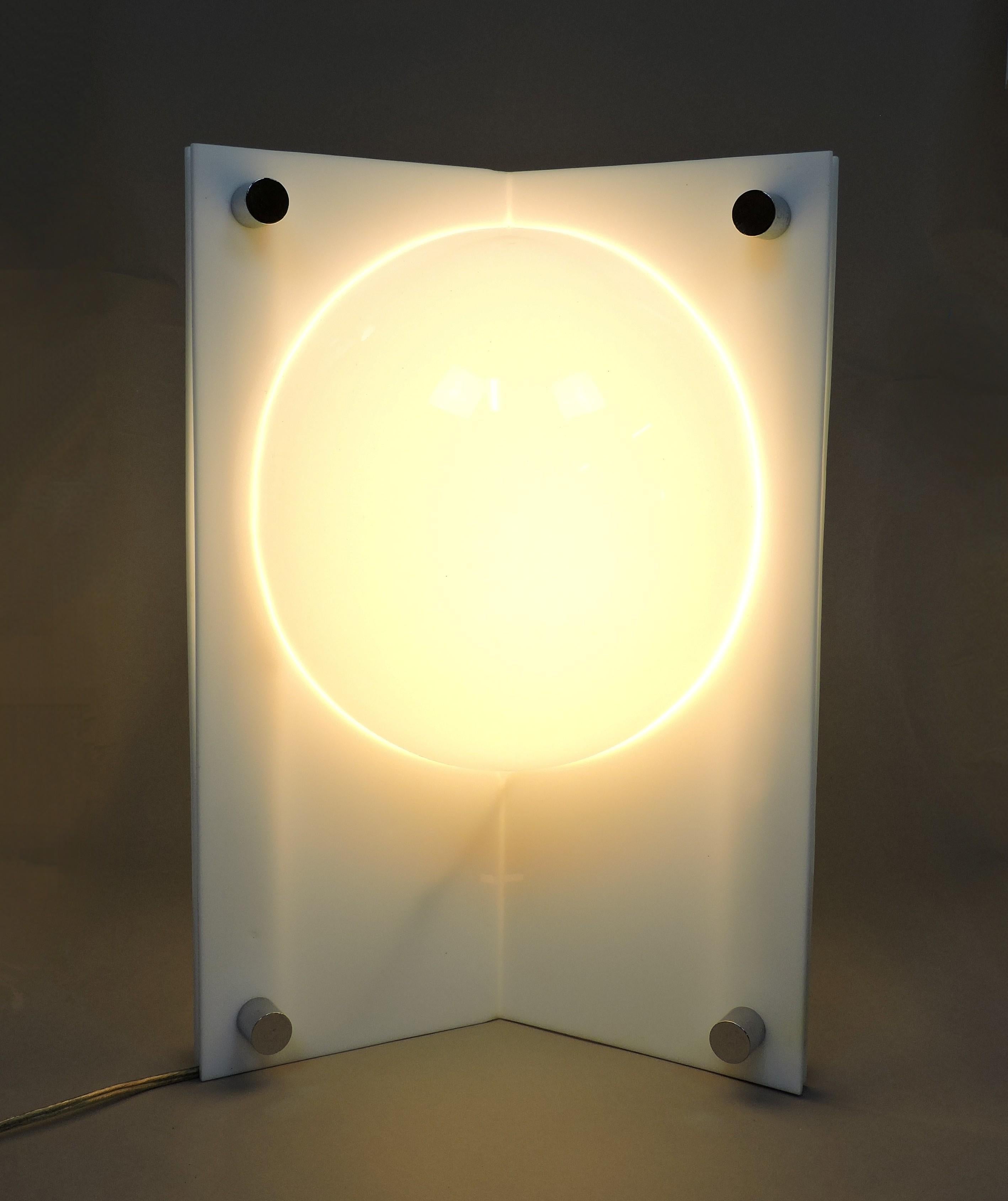Mid-Century moderno Neal Small, lampada da tavolo a tre lati in acrilico stampato bianco, moderna del Medioevo in vendita
