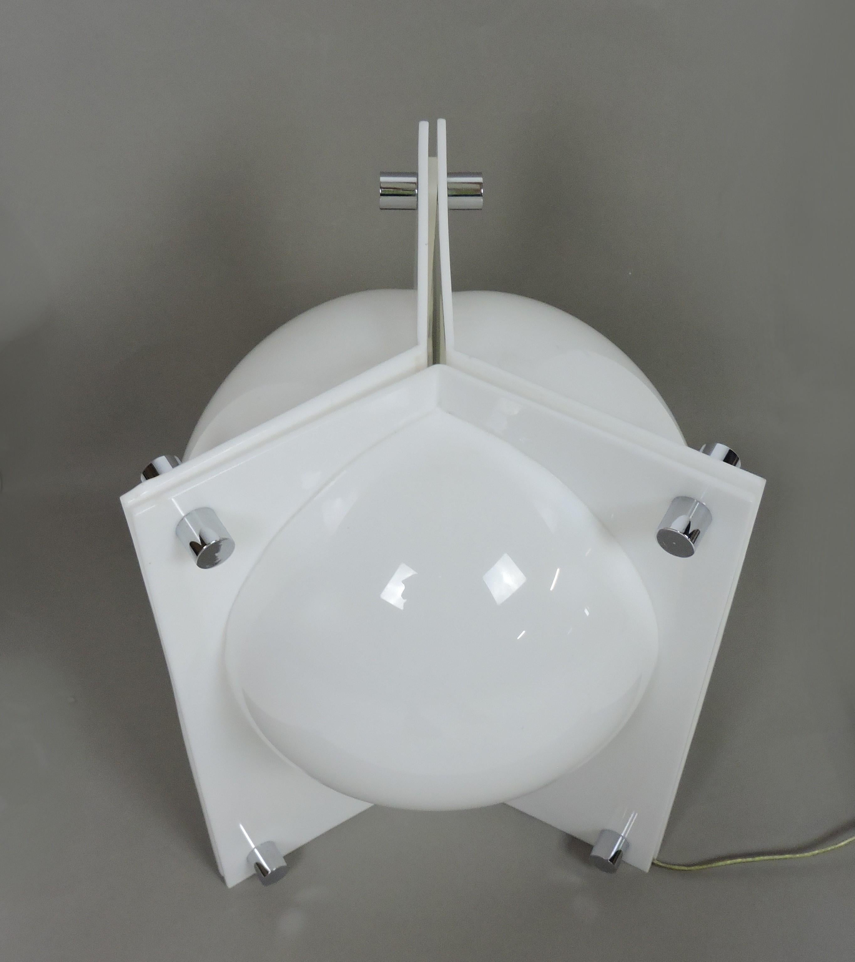 Neal Small, lampada da tavolo a tre lati in acrilico stampato bianco, moderna del Medioevo In condizioni buone in vendita a Chesterfield, NJ