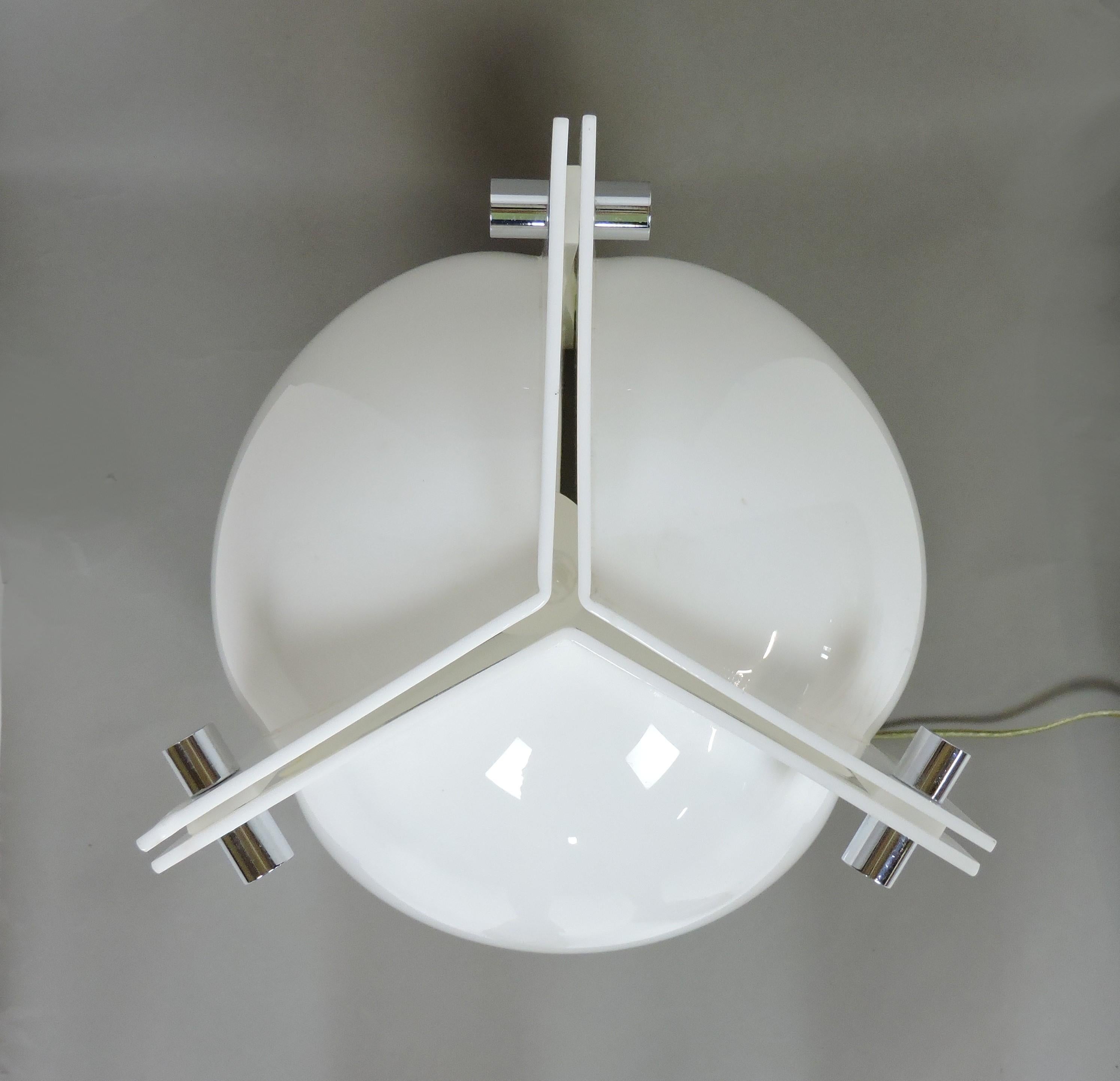 Metà XX secolo Neal Small, lampada da tavolo a tre lati in acrilico stampato bianco, moderna del Medioevo in vendita