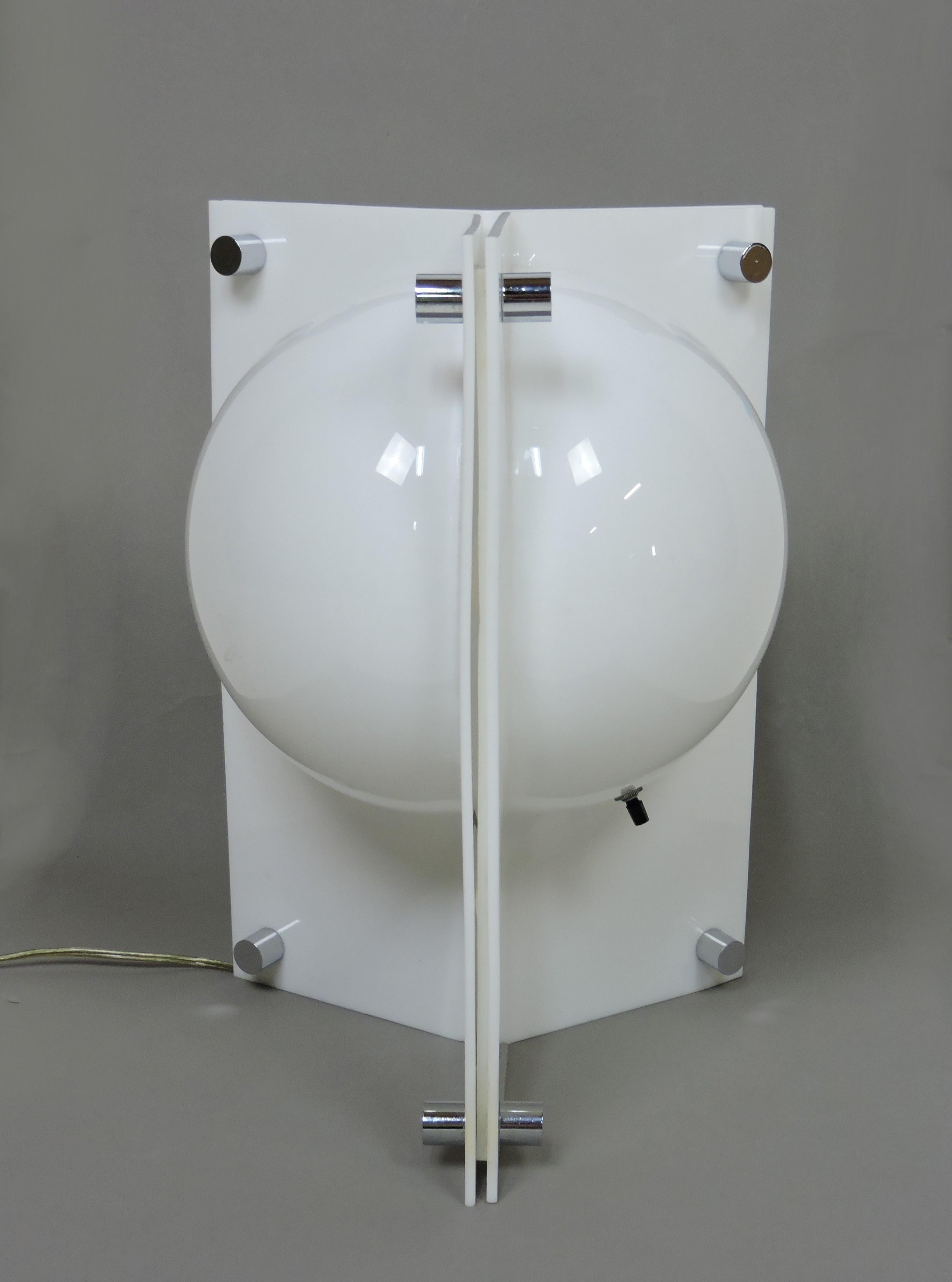 Cromo Neal Small, lampada da tavolo a tre lati in acrilico stampato bianco, moderna del Medioevo in vendita