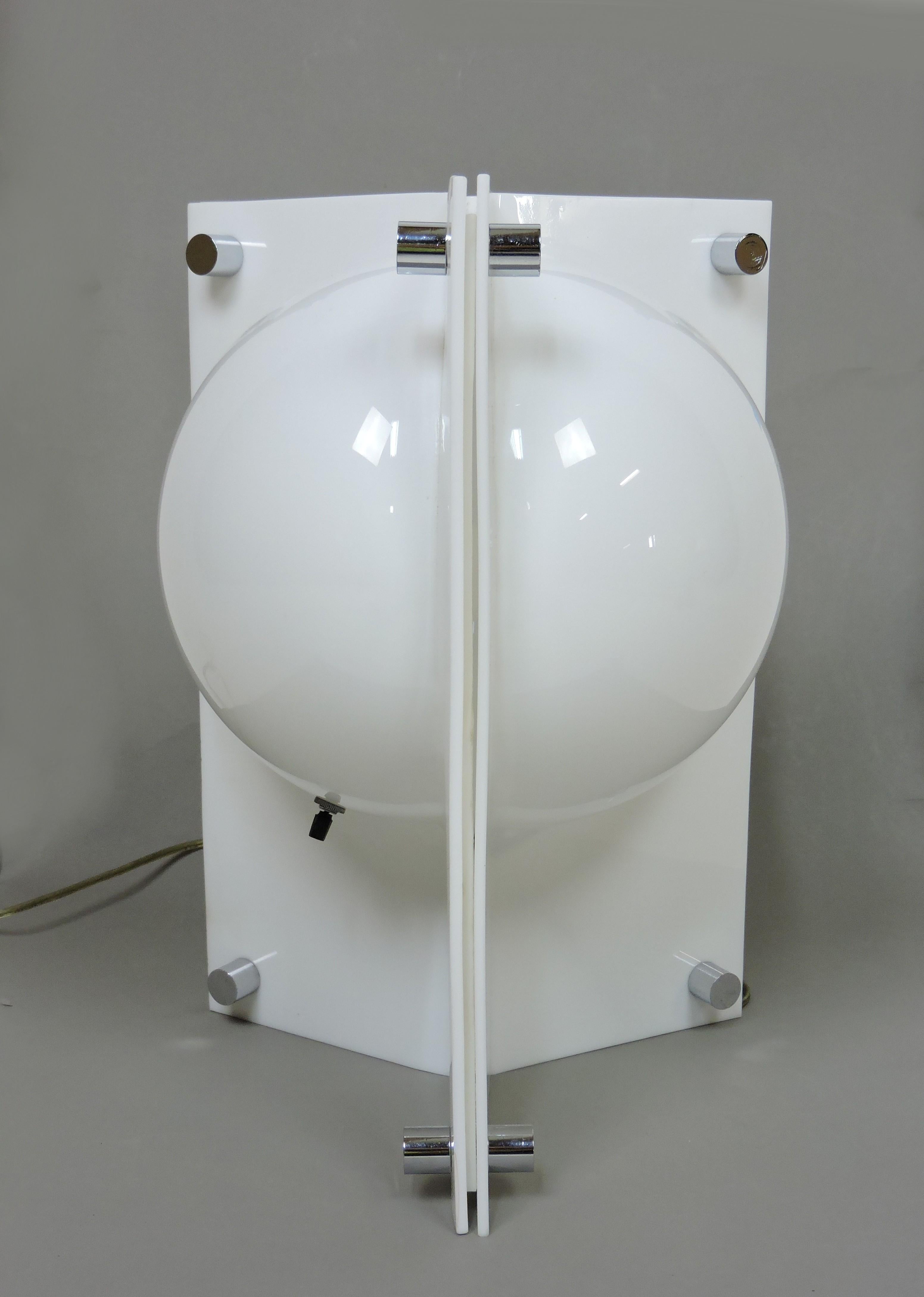 Neal Small, lampada da tavolo a tre lati in acrilico stampato bianco, moderna del Medioevo in vendita 1