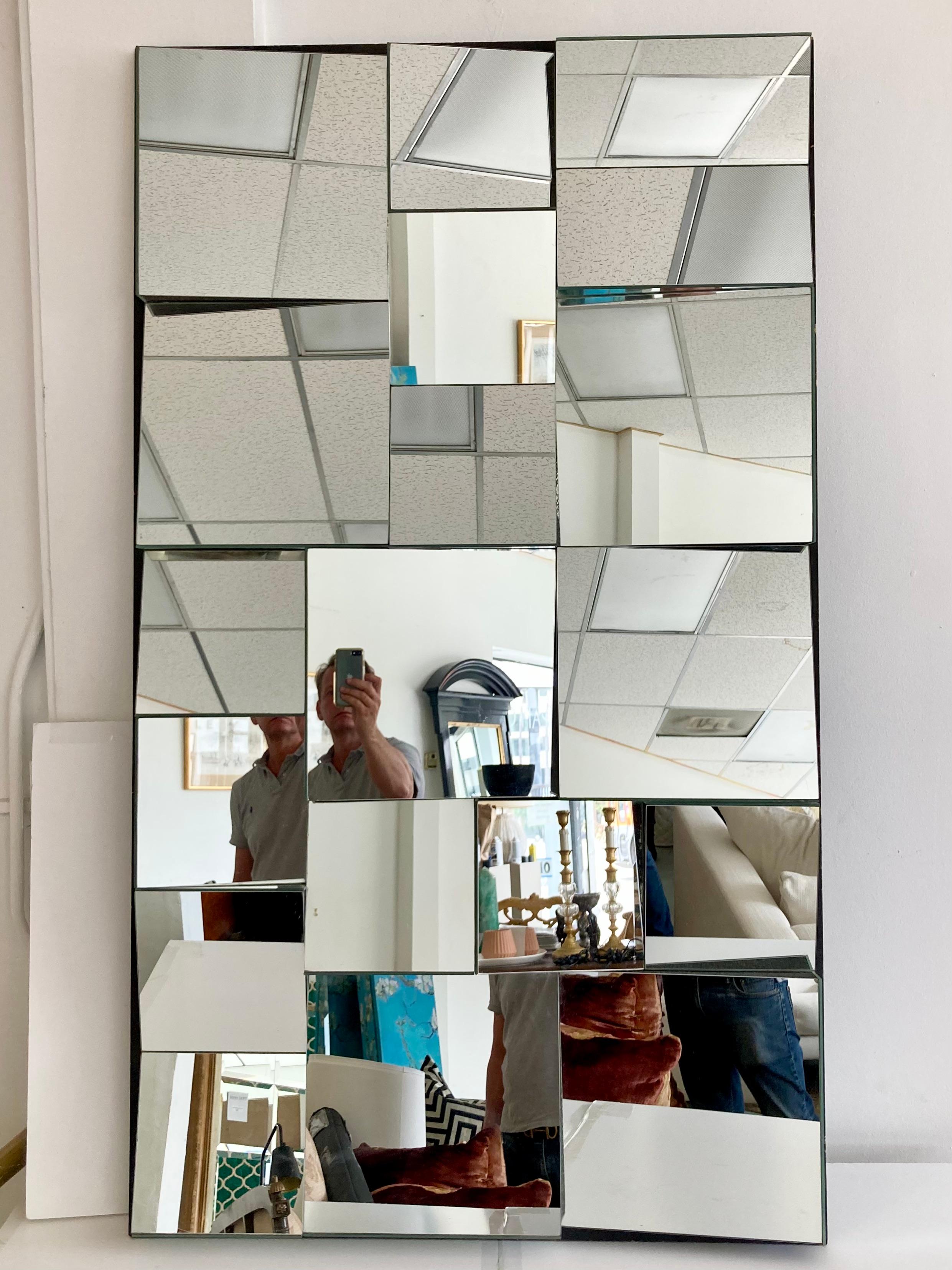 Neal Petite sculpture d'art en miroir avec support mural. Forme rectangulaire inhabituelle et peut être installée à l'horizontale ou à la verticale. Ajoutez un style moderne à votre maison.