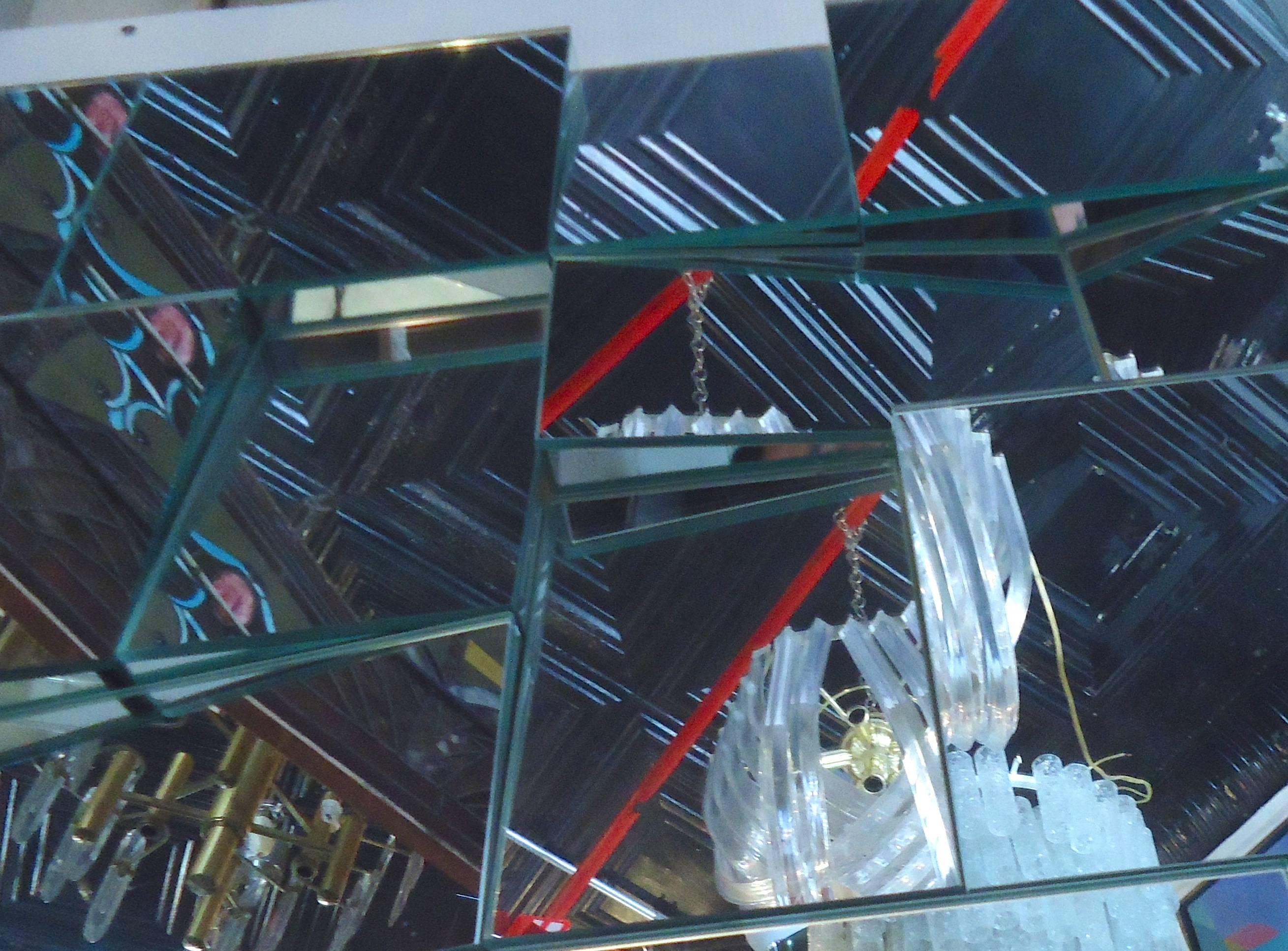 Grand miroir à motif géométrique. Les panneaux de verre réfléchissant sont placés à des angles alternés, ce qui donne un grand design réfléchissant.

(Veuillez confirmer l'emplacement de l'article, NY ou NJ, avec le concessionnaire).
 