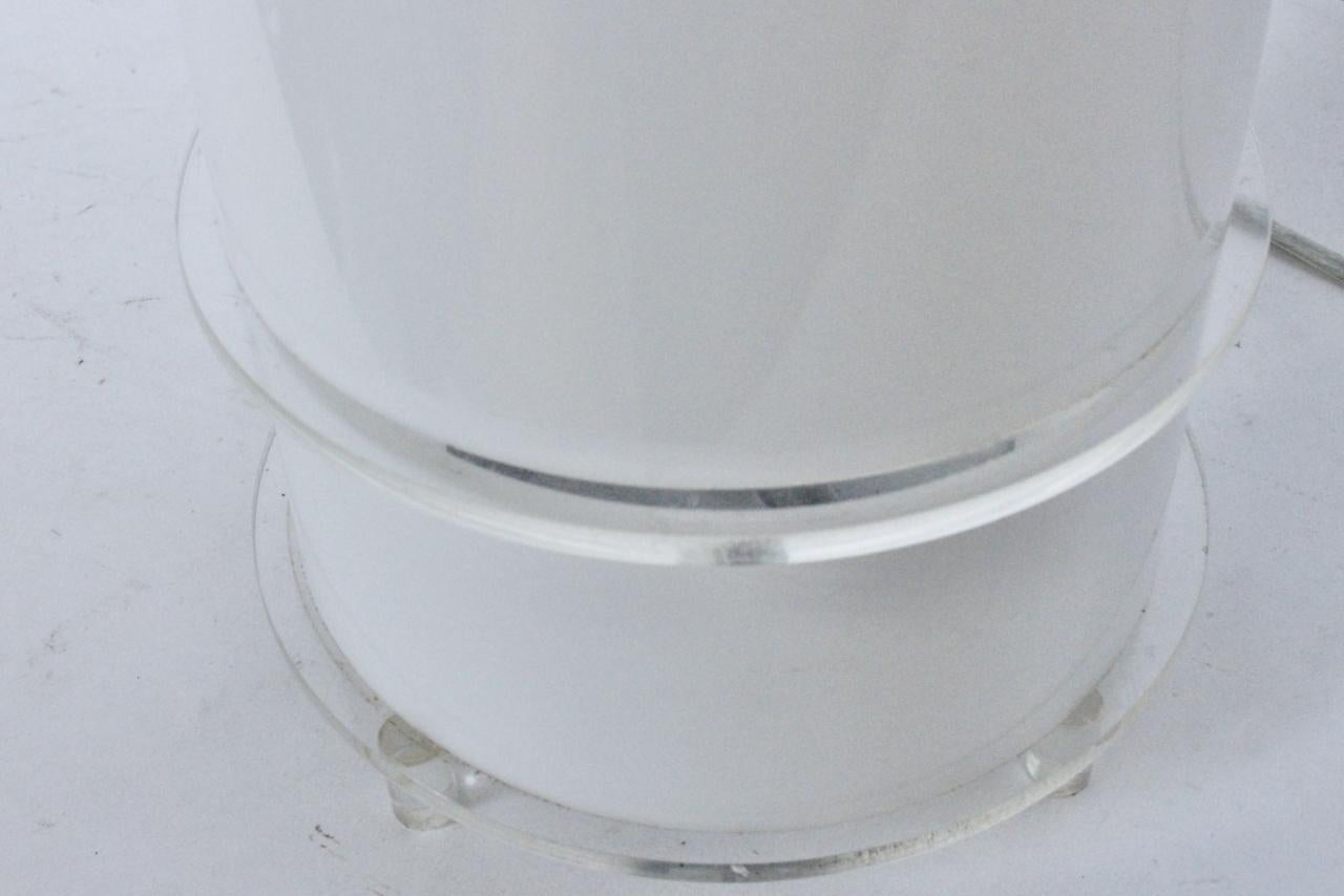 Neal Small Style Tischlampe aus weißem Lucite mit Details aus klarem Lucite, 1970er Jahre im Angebot 5