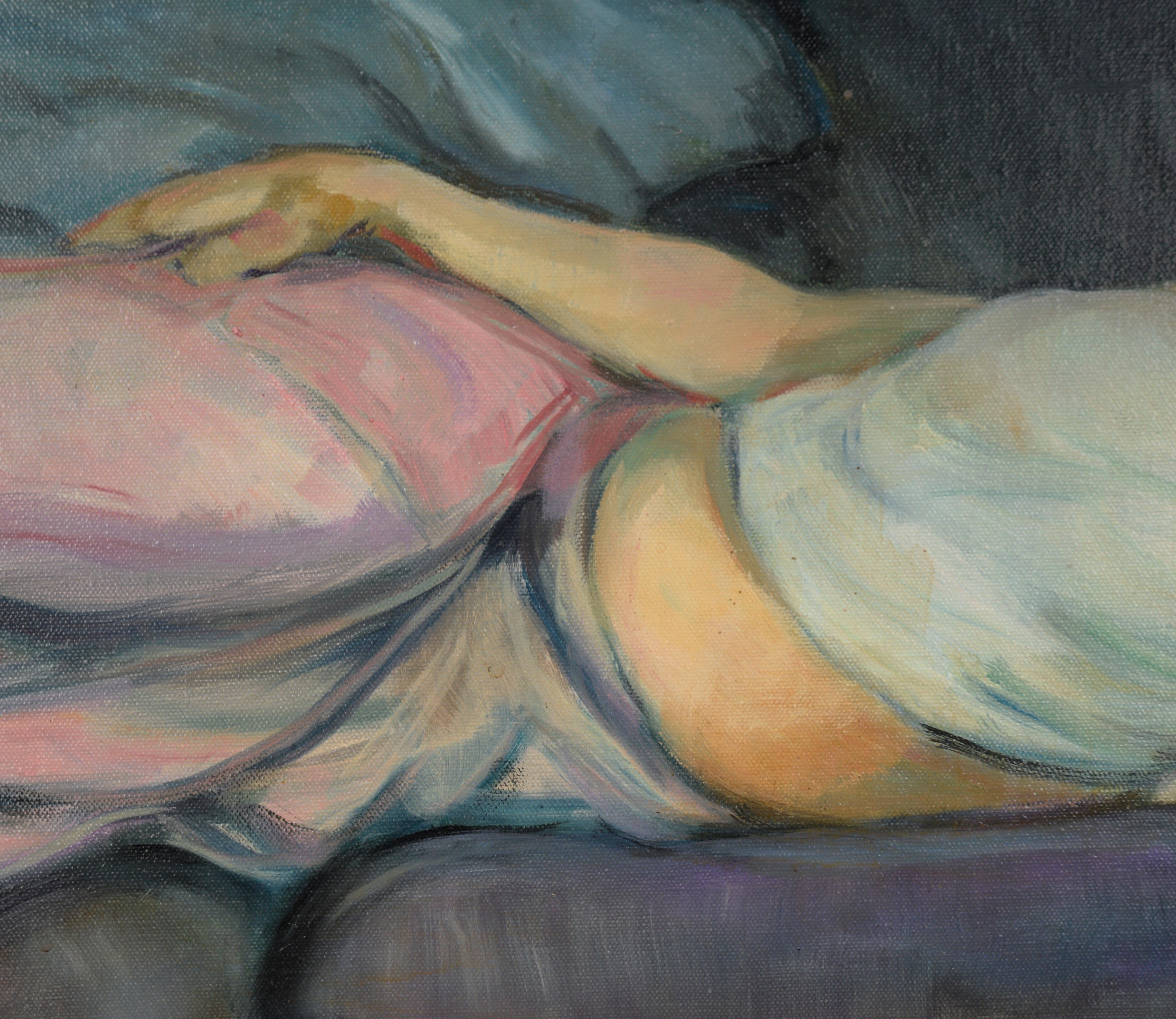 Kräftig koloriertes Porträt einer Frau auf einem Sofa von Nealon A. Mundt (Amerikaner, 1939-2015). Eine Frau liegt auf einem dunkelblauen Sofa, im Hintergrund ist eine rosa Wand zu sehen. Die Frau trägt ein weißes Oberteil und einen rosa Rock und