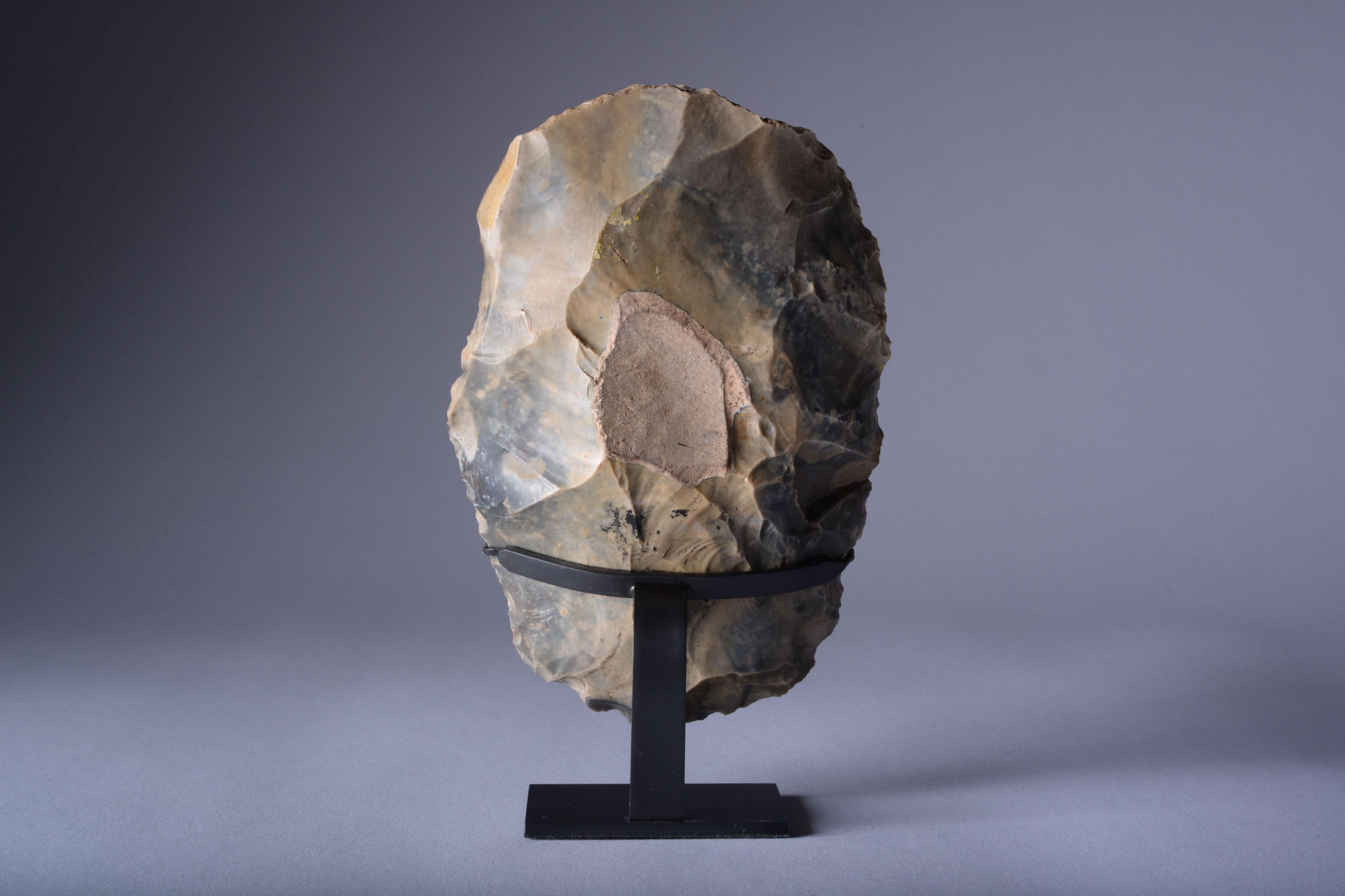 Nucleo di selce di Neanderthal dalla Francia settentrionale preistorica In condizioni ottime in vendita a London, GB