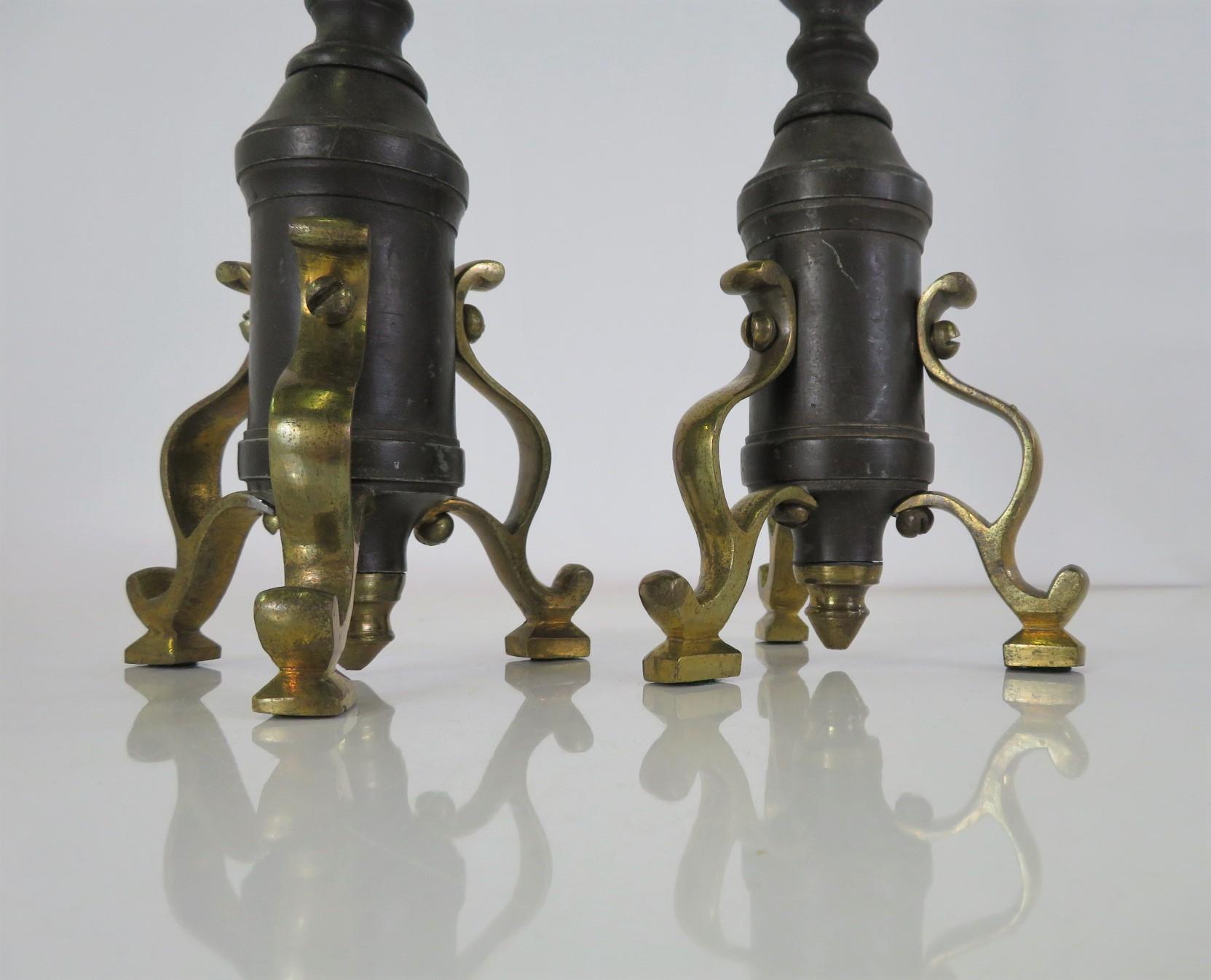 Pareja barroca tardía napolitana del siglo XVIII  Candeleros de bronce para altar en venta 1