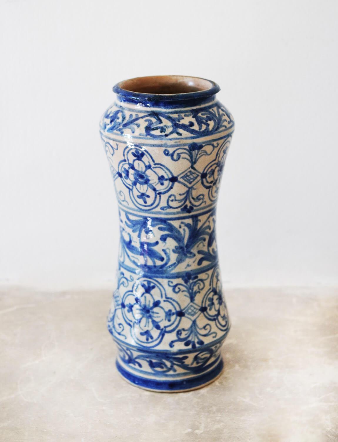 Italian Neapolitan Hand-painted Blue and White Ceramic Albarello, 1800s In Good Condition For Sale In Roma, IT