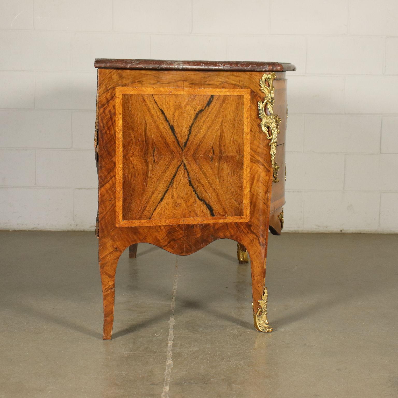 Cassettiera napoletana rococò in marmo rosso e pioppo, bronzo, Italia, 1700 in vendita 8