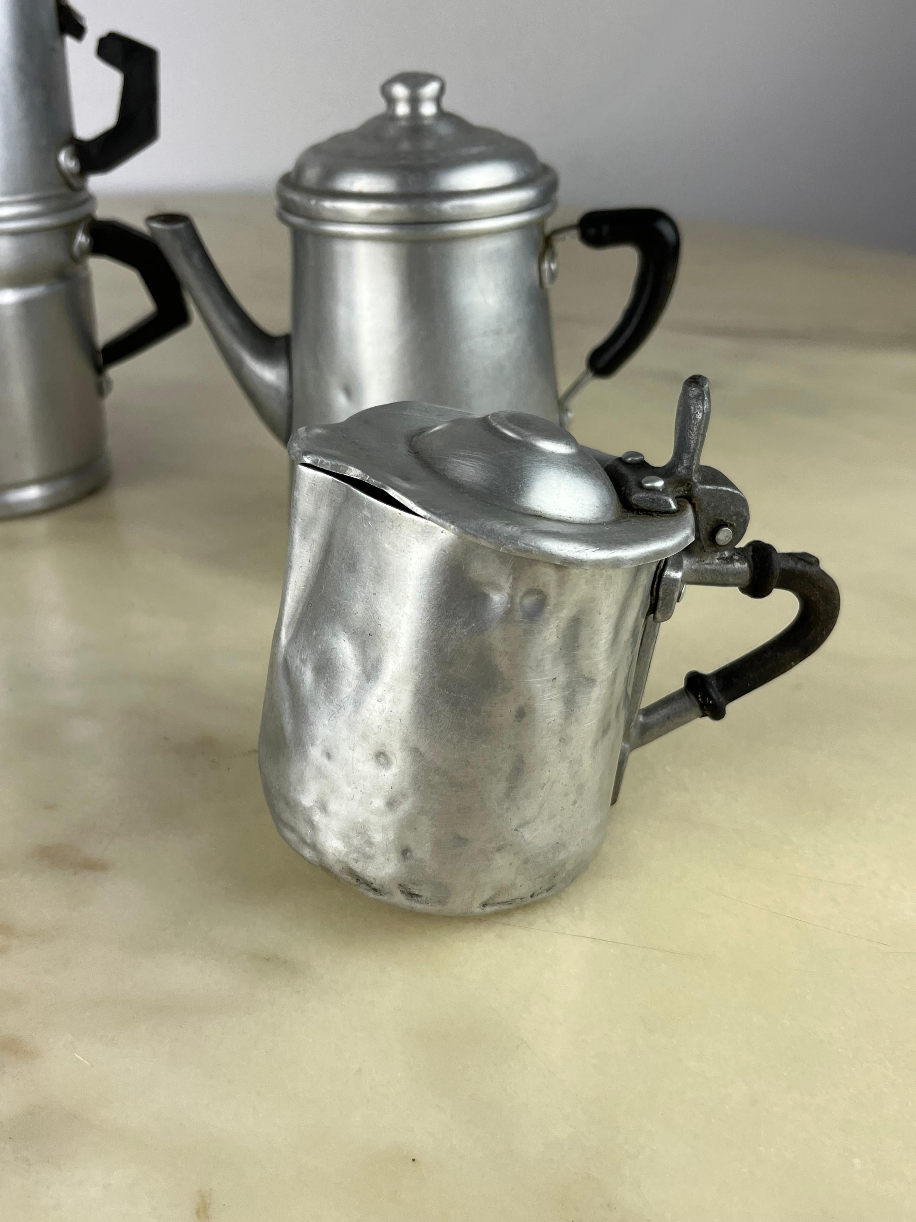 Neapolitan coffee maker in aluminium and other objects, Italy, 1940s.
Belonged to my great-grandmother. Fair conditions. Small defects.