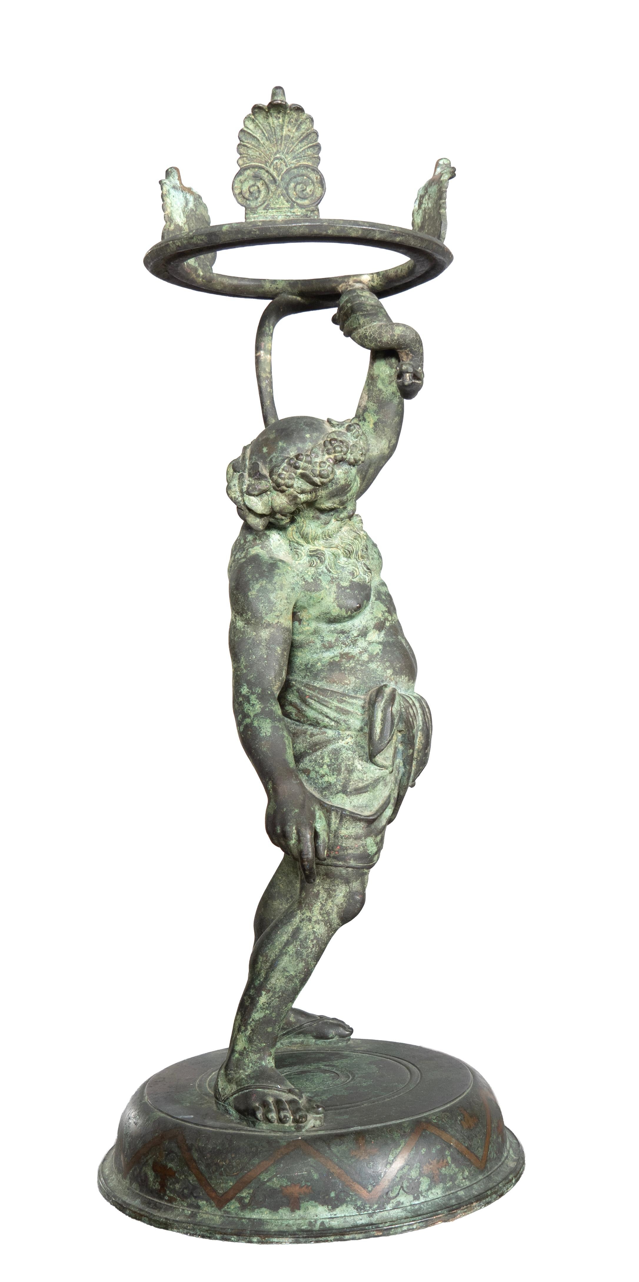 Une grande version à patine vertigineuse réaliste de l'original trouvé à Pompéi. Cette figure identique est représentée comme l'original au Musée national de Naples, en Italie, et la copie est également exposée.