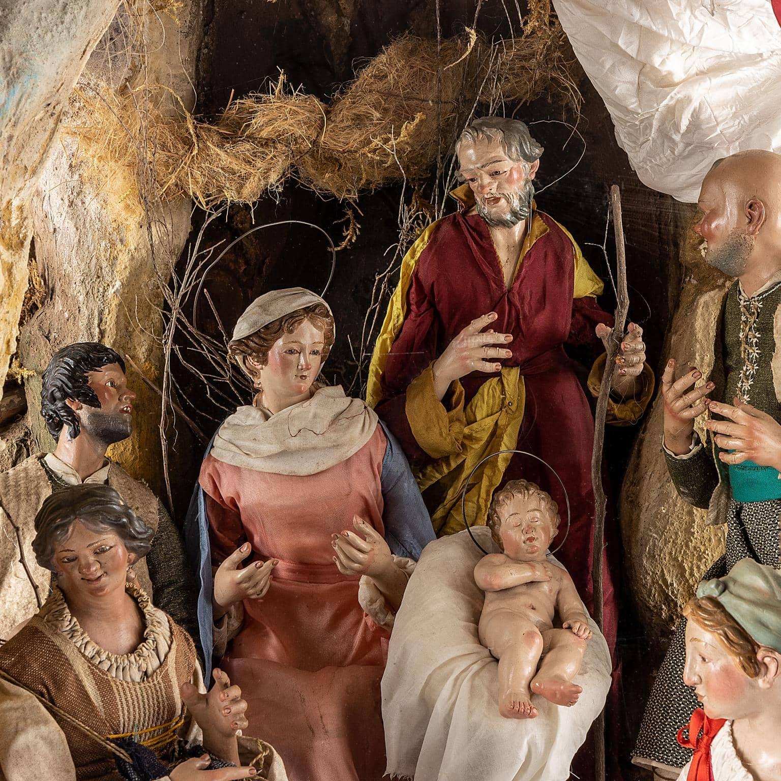 Nativity scene with the Holy Family in a cave, surrounded by the common faithful led by the angel who gave them the announcement, placed in the upper part. The figures have hands and faces in terracotta painted in polychrome and are dressed in cloth