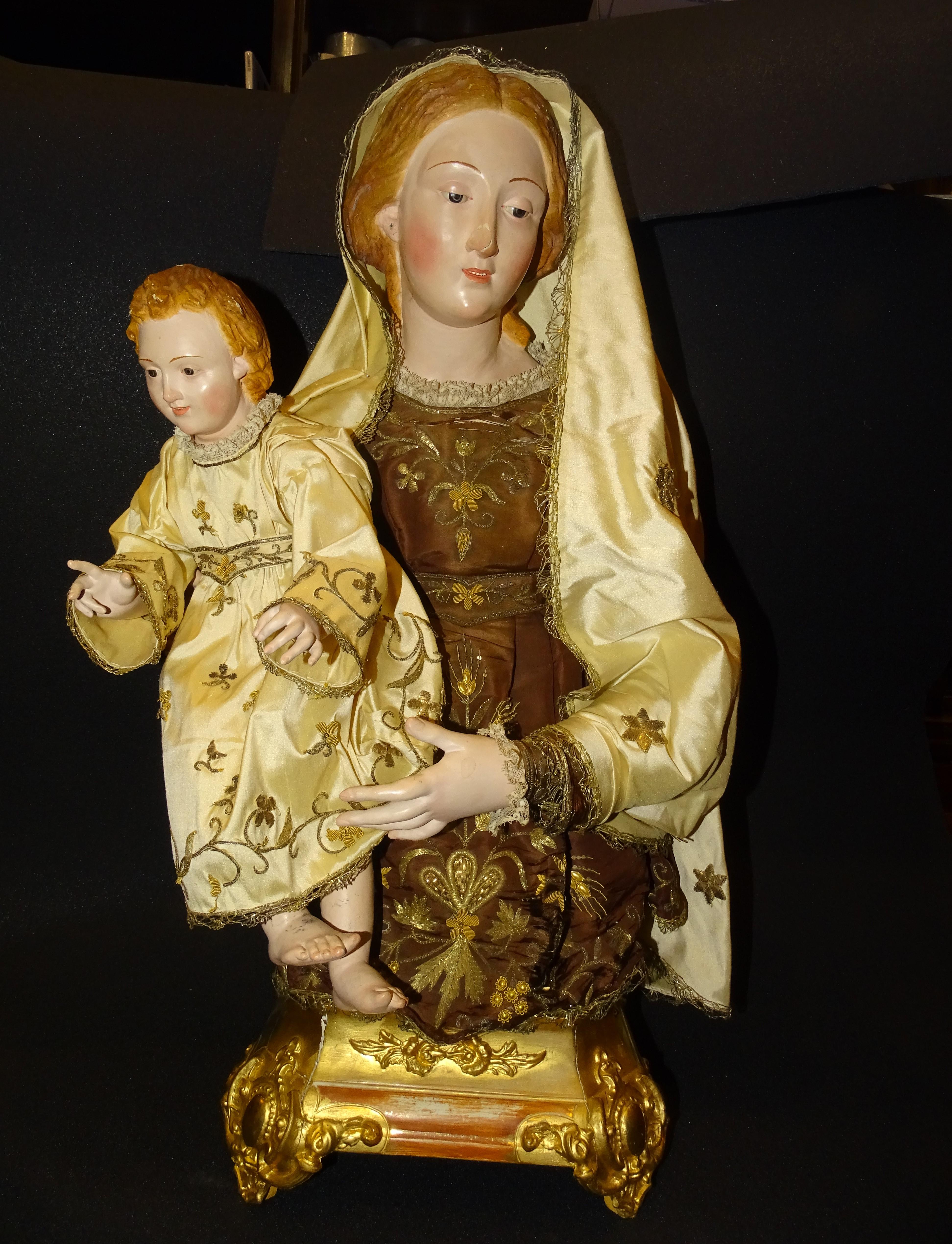 Dress size or Cap i pota, Madonna - Madonna with child, 18th century Italy
Outstanding sculptural piece formed by the Virgin Mary holding the baby Jesus on her lap. This is the Italian-type representation of the Madonna. The piece comes from