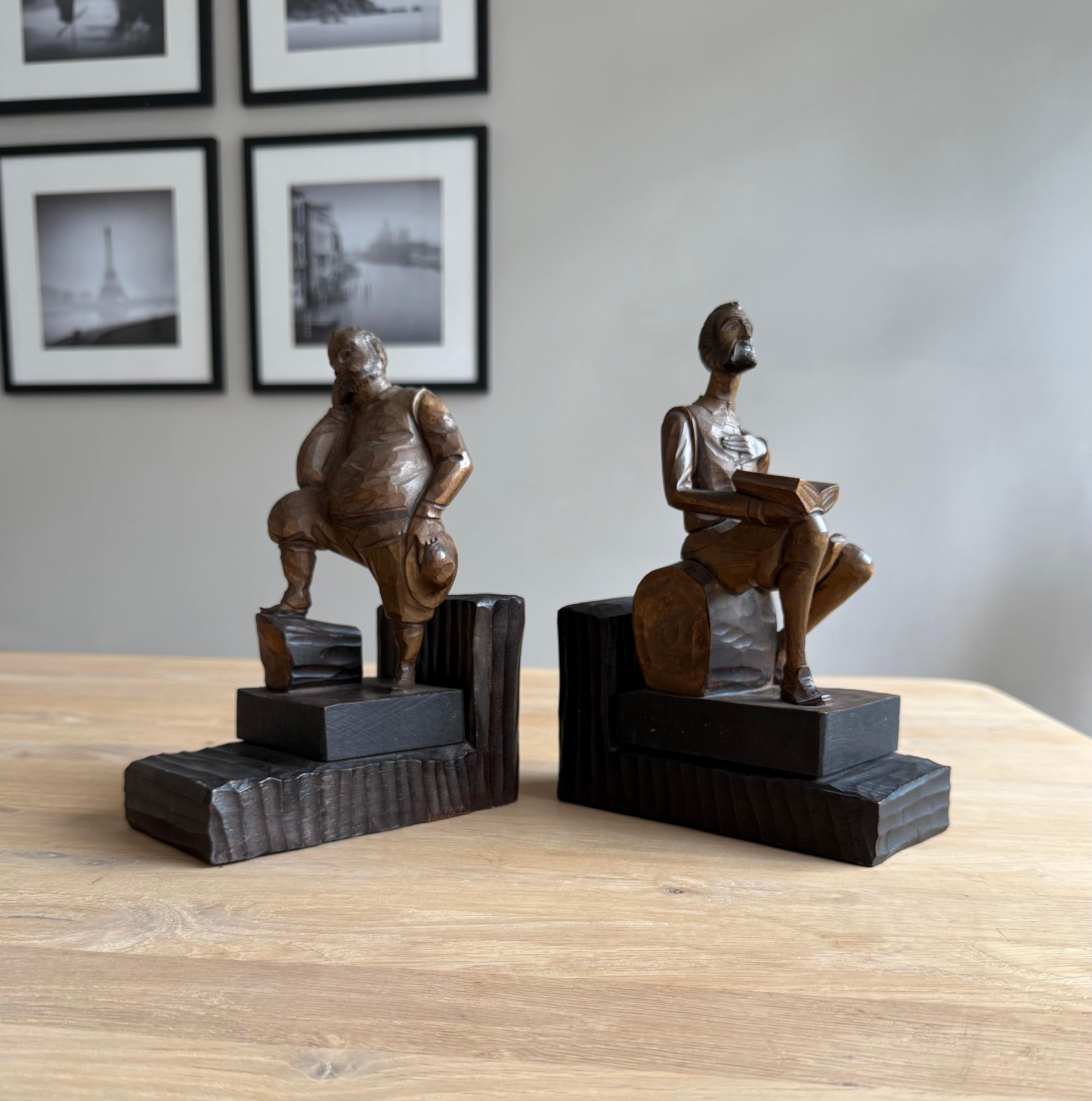 Molto ben scolpiti e in condizioni superbe, famosi fermalibri da romanzo.

Questa splendida coppia di fermalibri in legno intagliati a mano raffigura due delle figure più iconiche della letteratura: il nobile e idealista Don Chisciotte e il suo