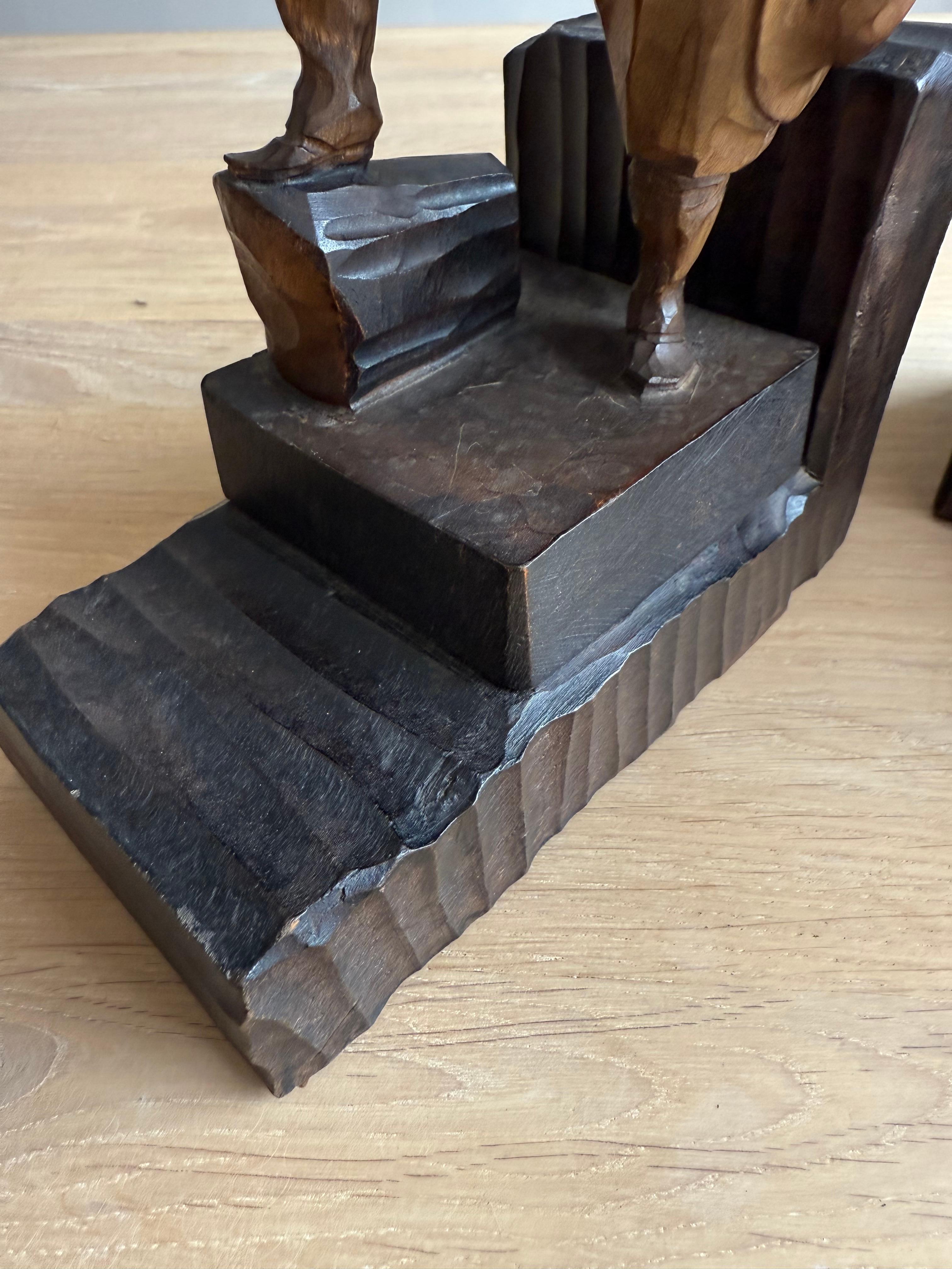 Europeo Reggilibri scultura Don Chisciotte e Sancho Panza, quasi antichi, intagliati a mano in legno in vendita