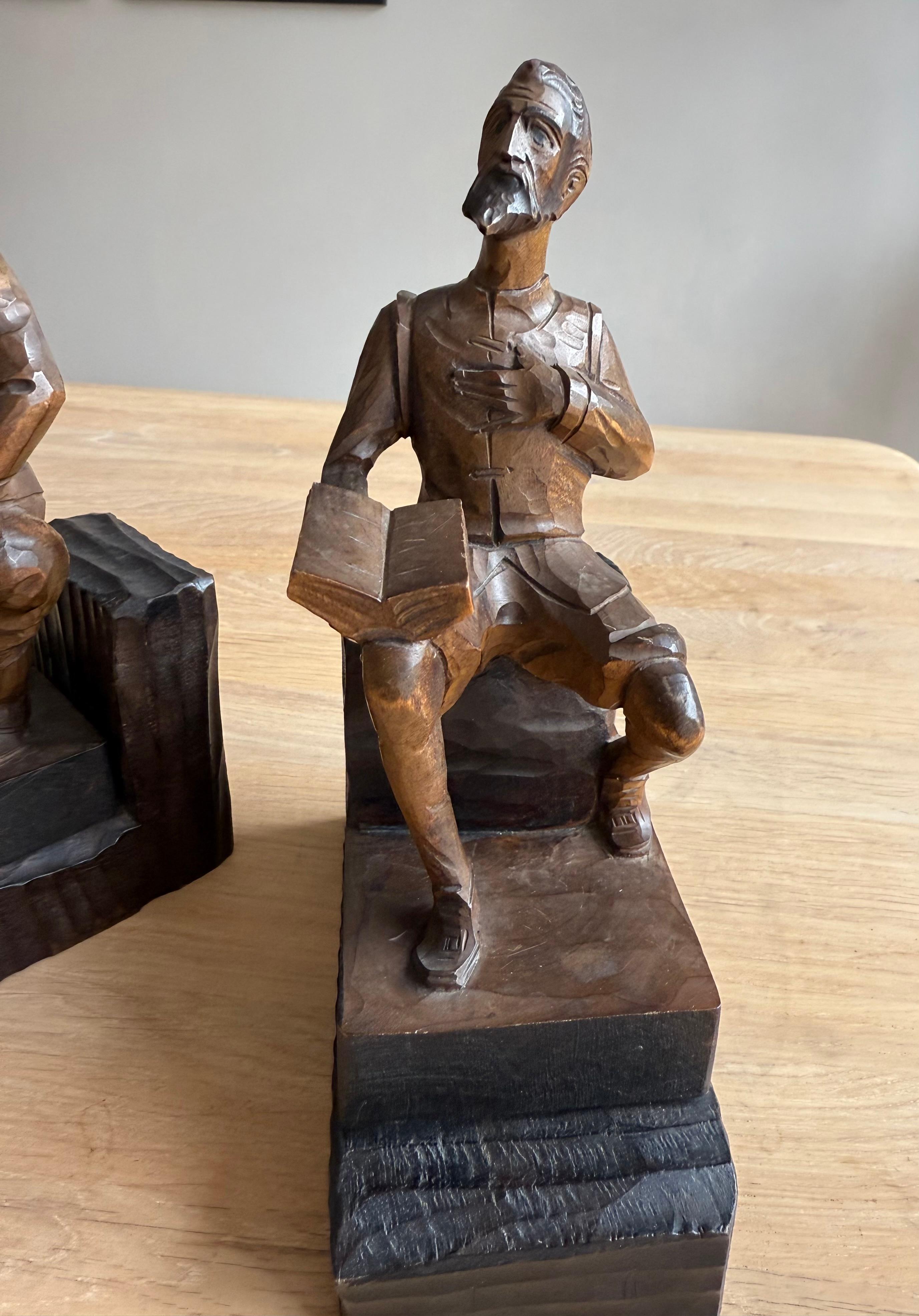 Legno Reggilibri scultura Don Chisciotte e Sancho Panza, quasi antichi, intagliati a mano in legno in vendita