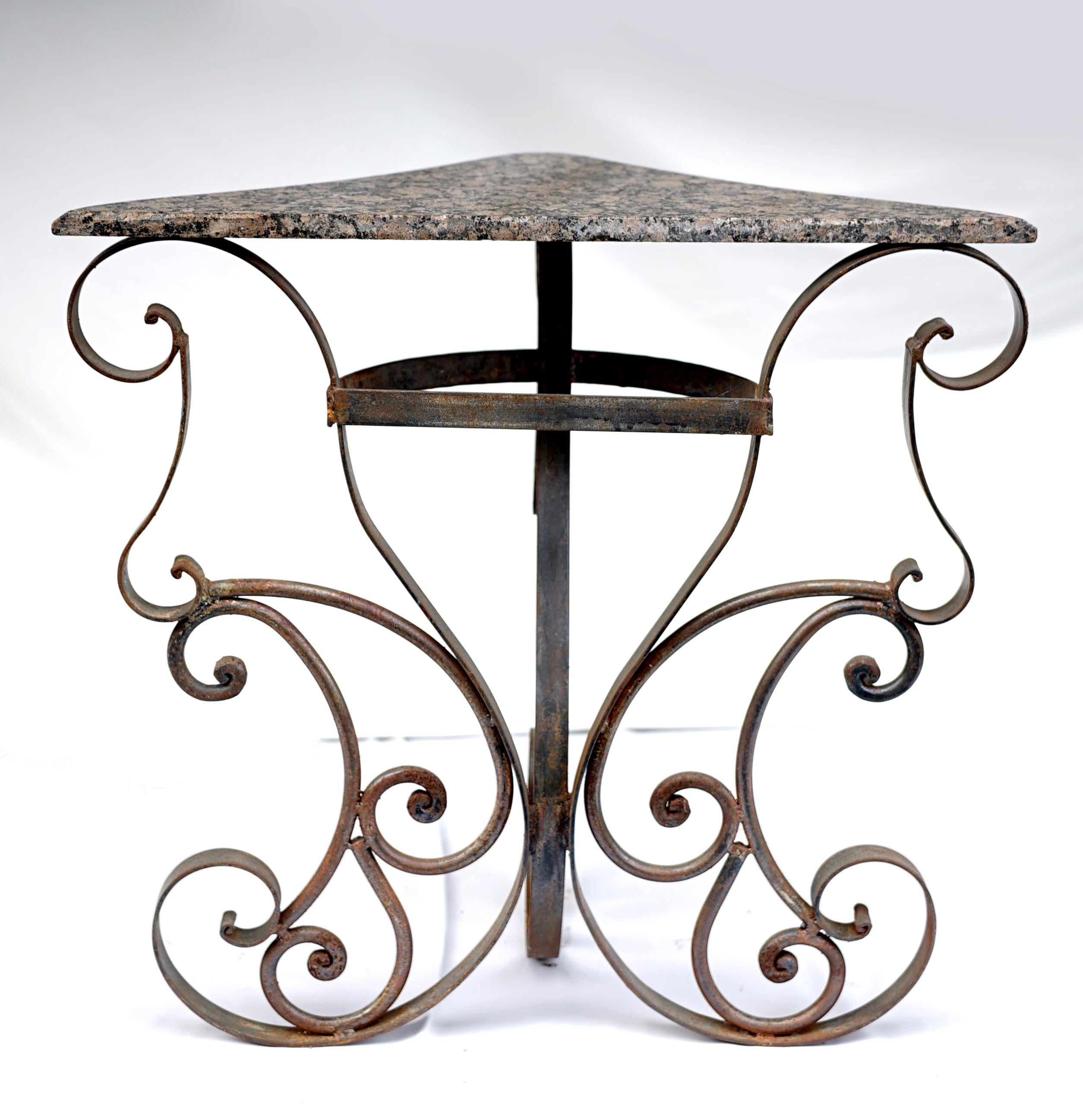 Cette étagère d'influence art déco -- Hollywood Regency est irrésistible. Le design en fer forgé est en phase avec la Nature grâce à la forme papillon. 
Le plateau en marbre pourrait avoir n'importe quel âge, mais la magnifique base en fer à volutes