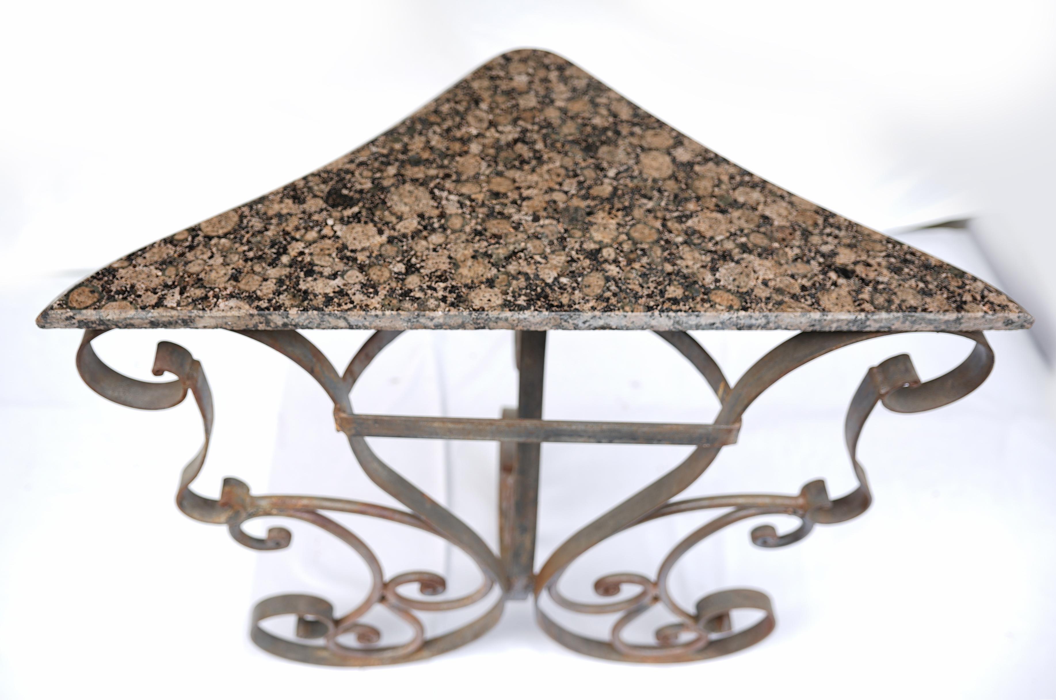 Forgé Ancienne table d'angle Art déco Hollywood Regency montée sur mur, plateau en marbre en vente