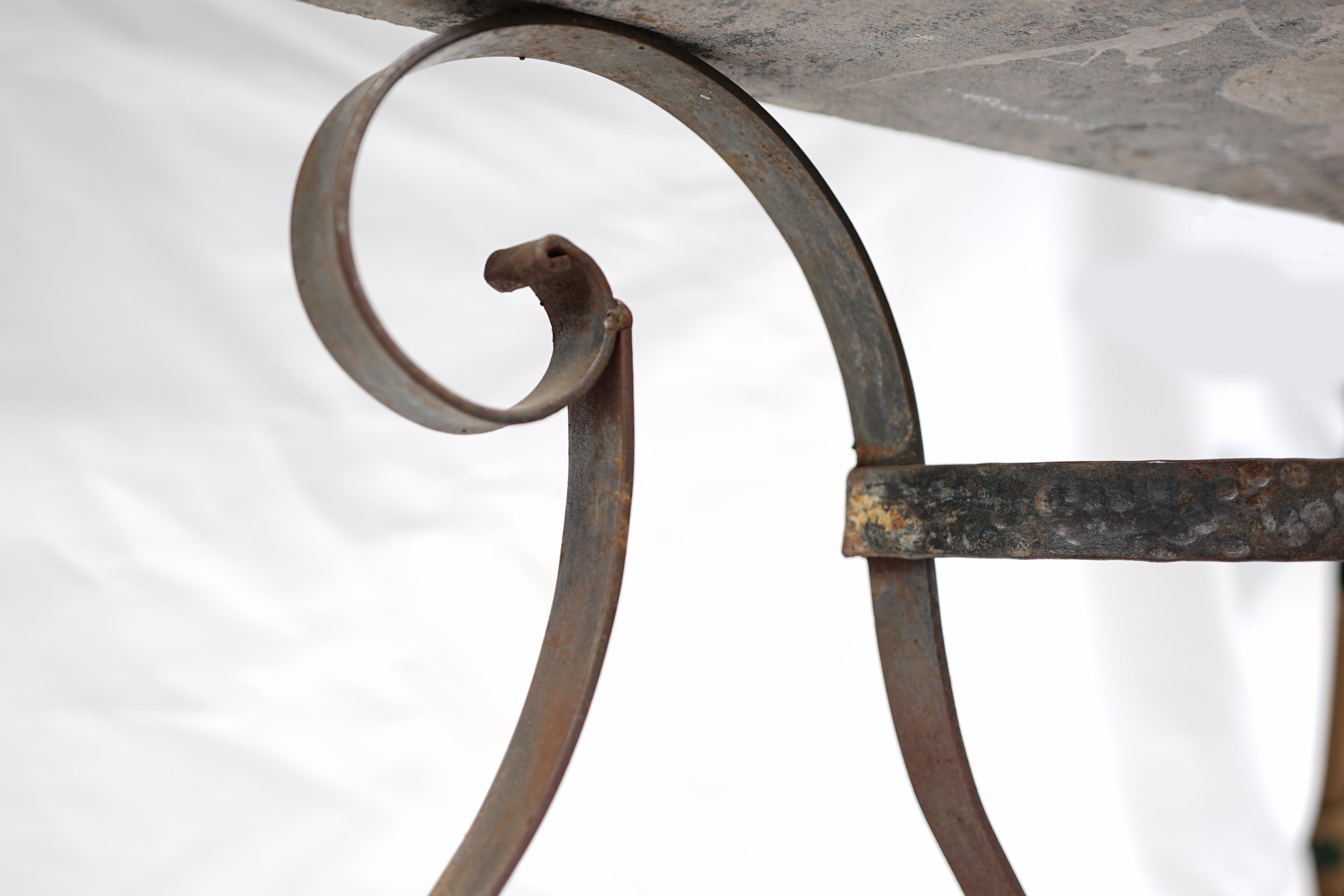 Ancienne table d'angle Art déco Hollywood Regency montée sur mur, plateau en marbre en vente 1