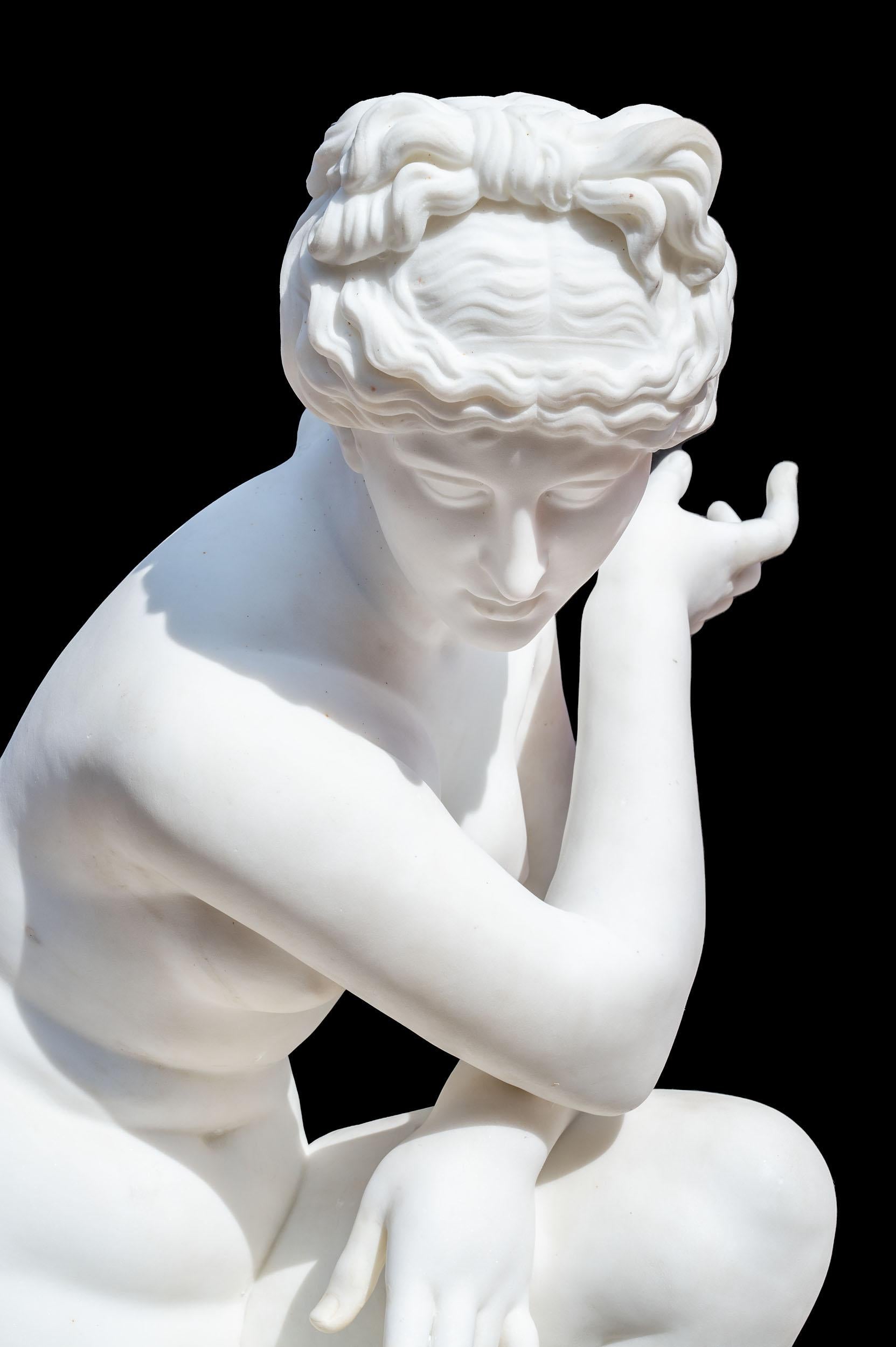 Figure en marbre sculpté, presque grandeur nature, de la Vénus accroupie. Cette copie de la fin du XIXe siècle de l'emblématique original hellénistique base sa forme sur la Vénus accroupie exposée en permanence au British Museum. Elle représente la