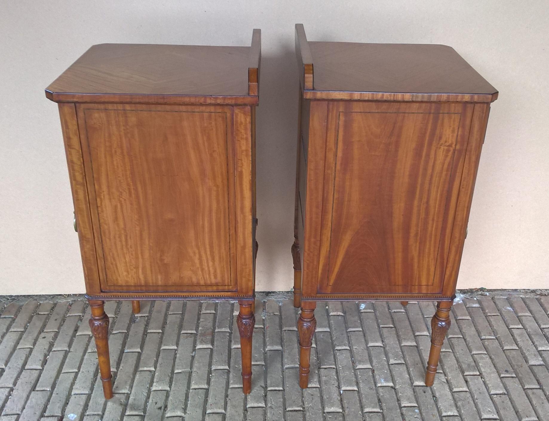Near Matched Pair of Edwardian Satinwood Bedside Cabinets In Good Condition For Sale In Hemel Hempstead, Hertfordshire