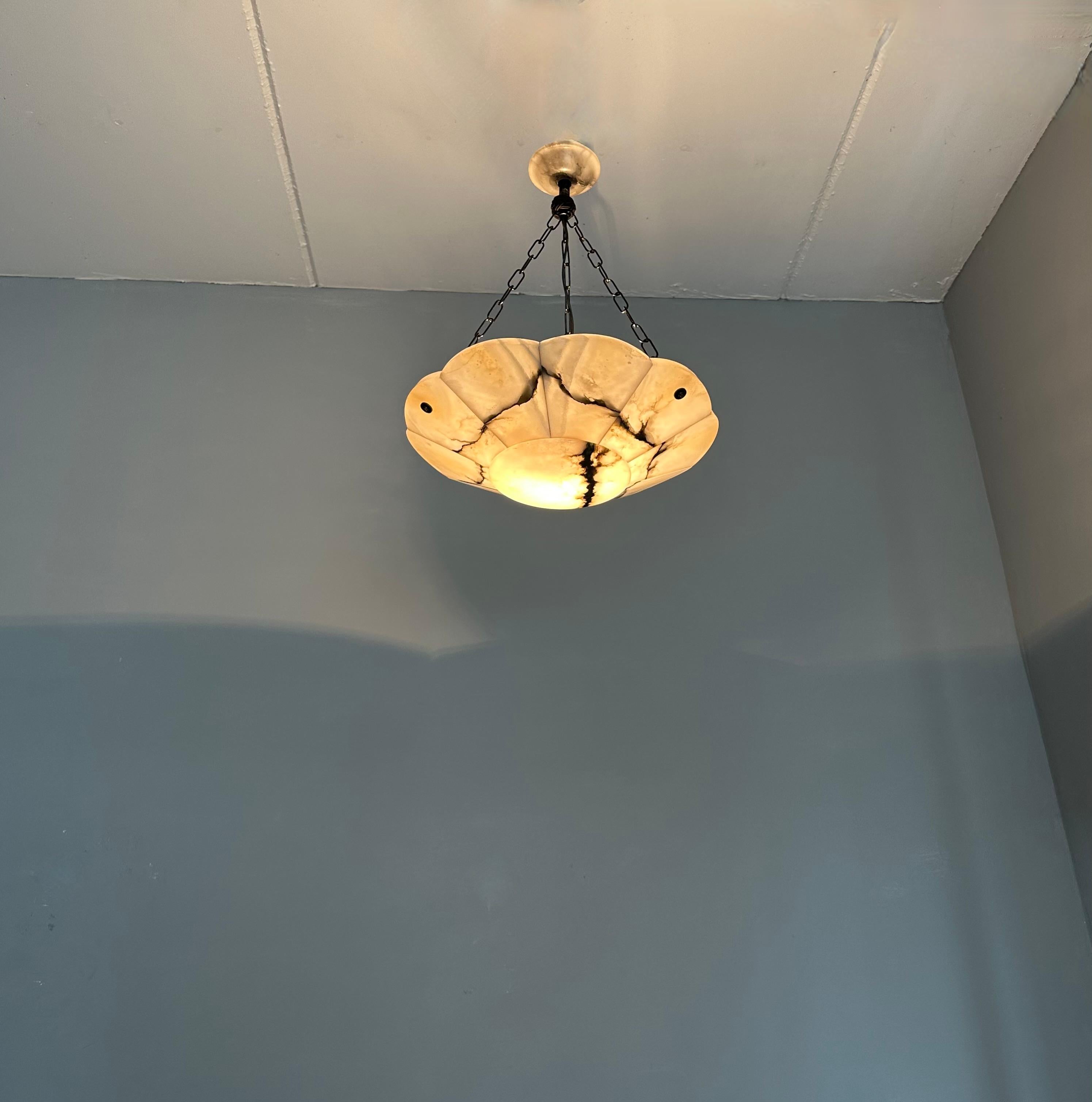 XX secolo Lampadario a sospensione di classe in alabastro bianco e nero Art Deco con catena e baldacchino in vendita