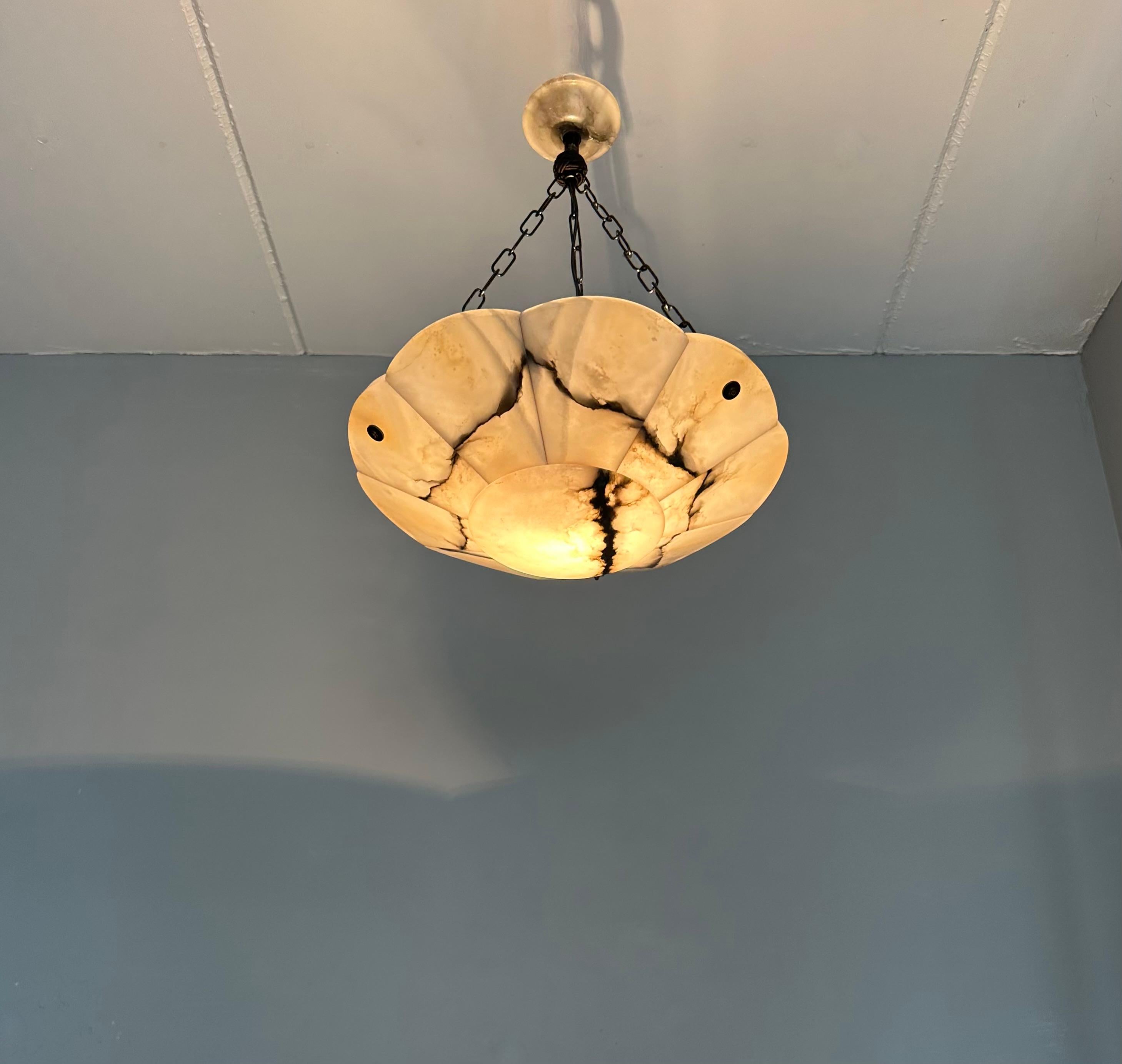 Metallo Lampadario a sospensione di classe in alabastro bianco e nero Art Deco con catena e baldacchino in vendita