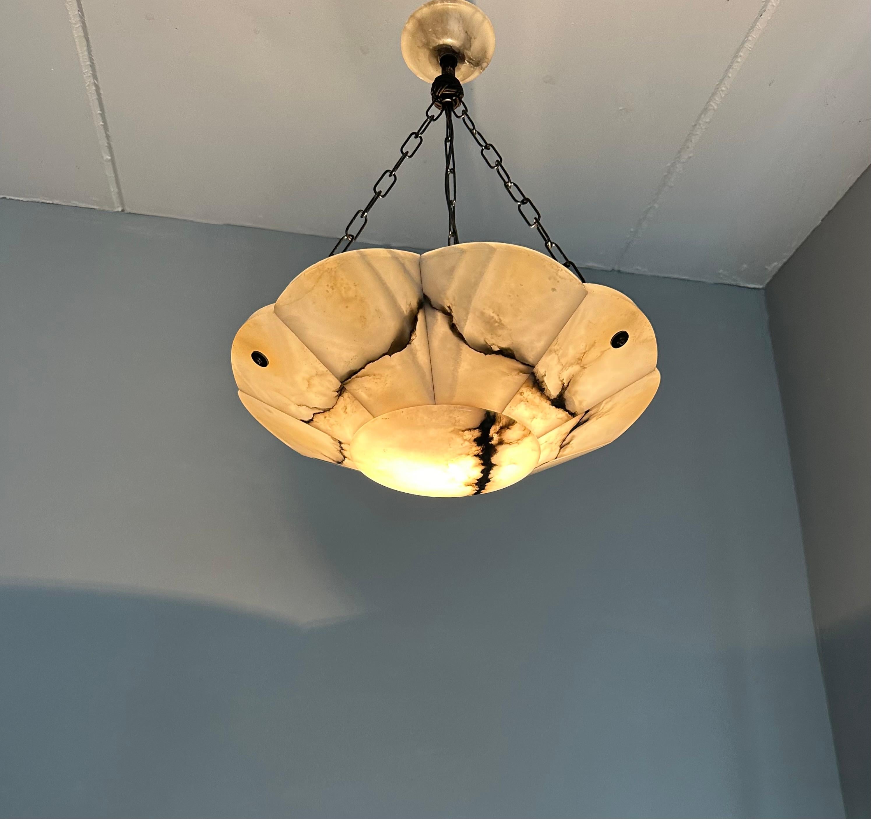 Lampadario a sospensione di classe in alabastro bianco e nero Art Deco con catena e baldacchino in vendita 1