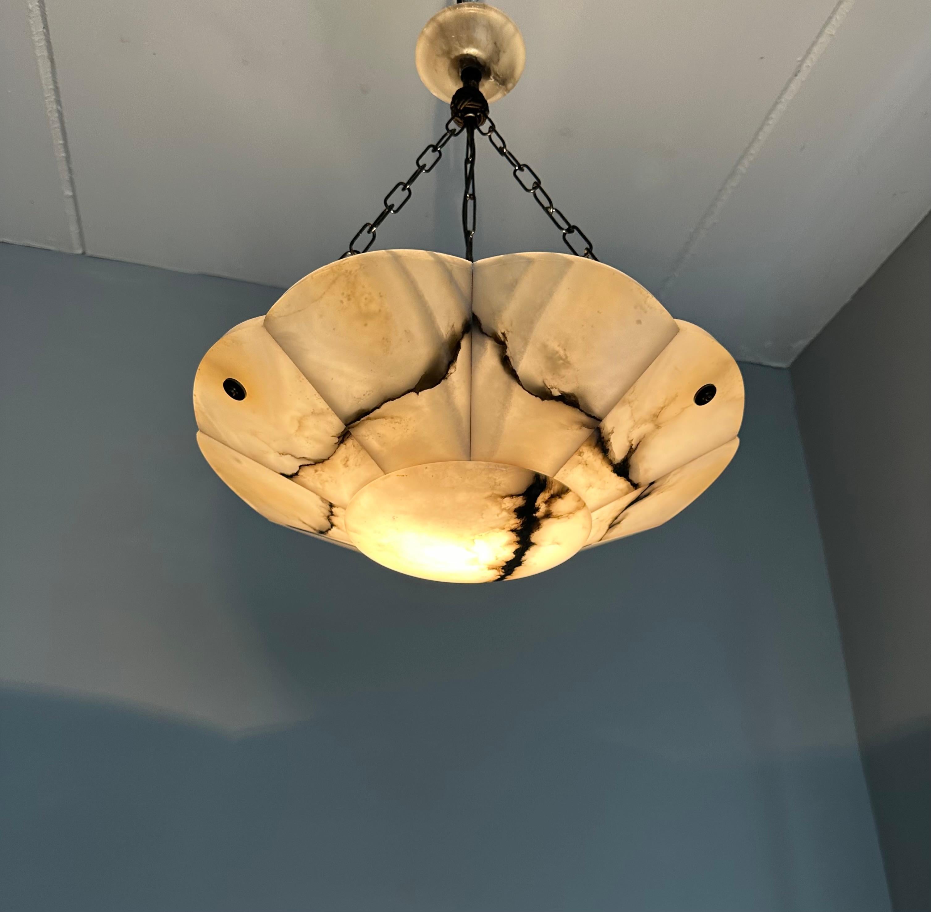 Lampadario a sospensione di classe in alabastro bianco e nero Art Deco con catena e baldacchino in vendita 2