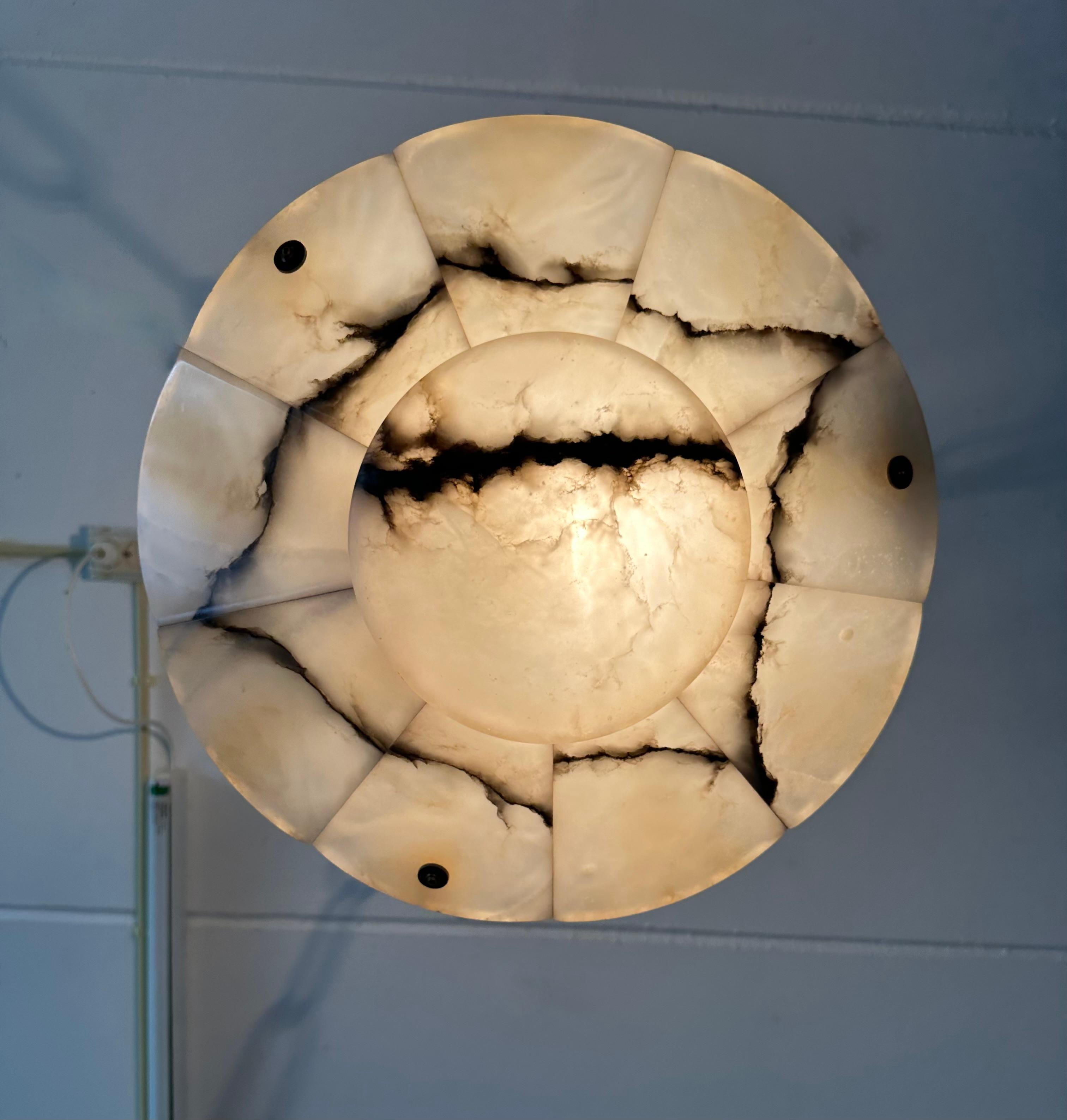 Lampadario a sospensione di classe in alabastro bianco e nero Art Deco con catena e baldacchino in vendita 3