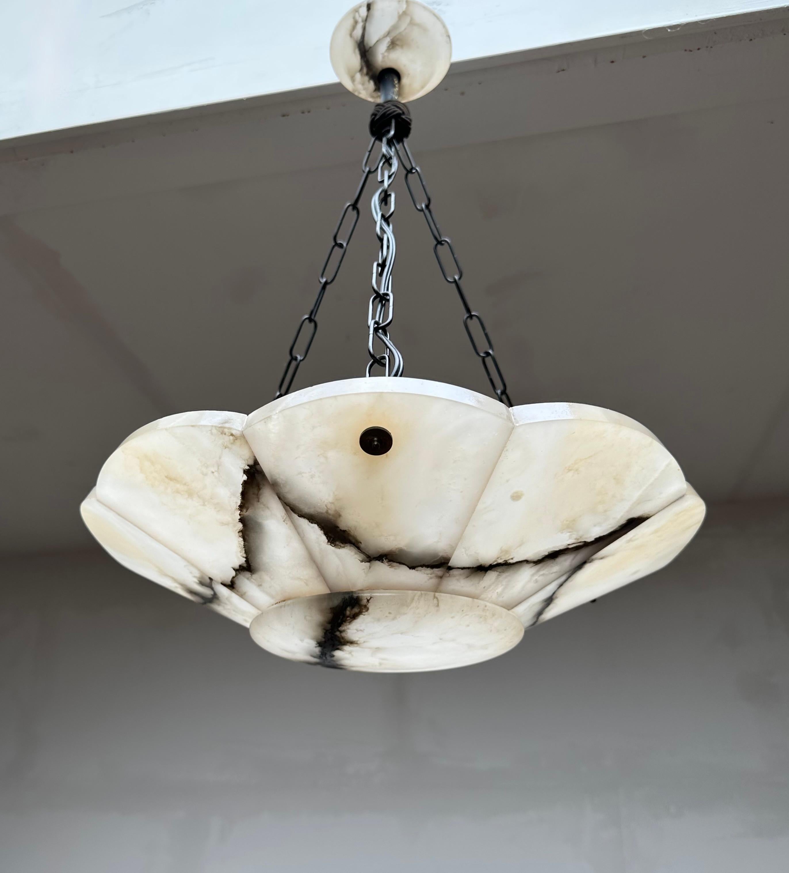 Lampadario a sospensione di classe in alabastro bianco e nero Art Deco con catena e baldacchino in vendita 7